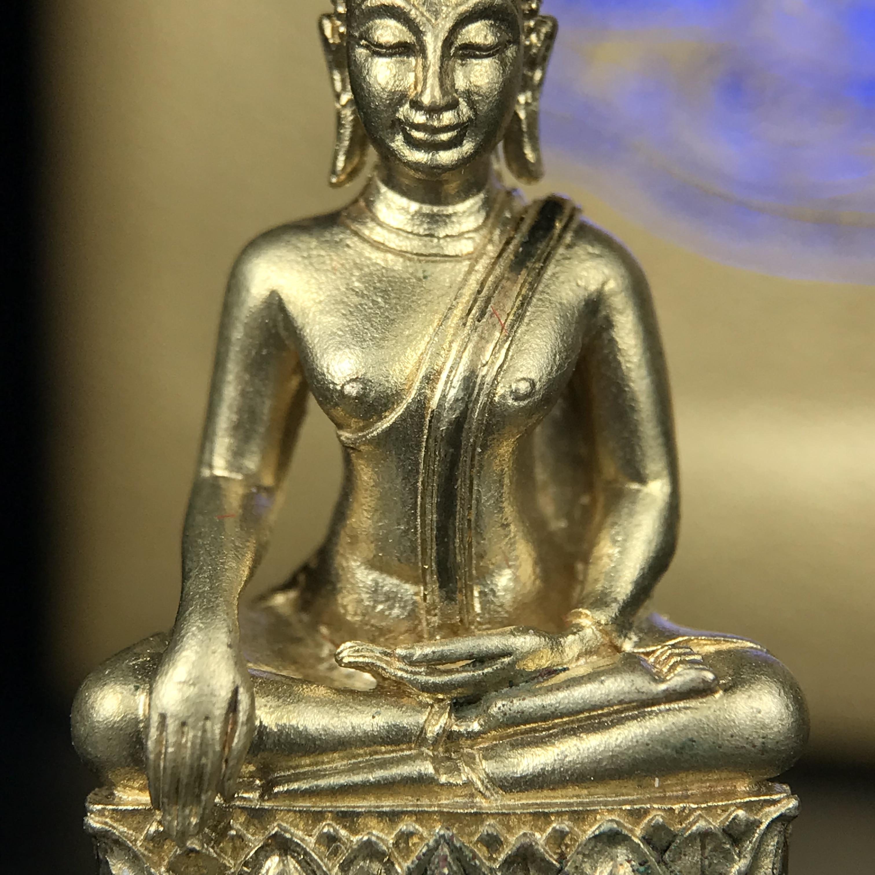 พระกริ่งพระพุทธนวราชบพิตร ตรากาญจนาภิเษกครองสิริราชสมบัติครบ 50 ปี รัชกาลที่ 9 ปี 2540 เนื้อทอง93(หายากพบเจอน้อยมาก) ขนาดสูง 3.2 ซม. พุทธศิลป์สวยงดงามและพิธีใหญ่วัดพระแก้ว(พุทธนวราชบพิตร นิมิตรหมายแห่งความสามัคคี ด้วยไมตรีแห่งองค์พระภูมิพล)