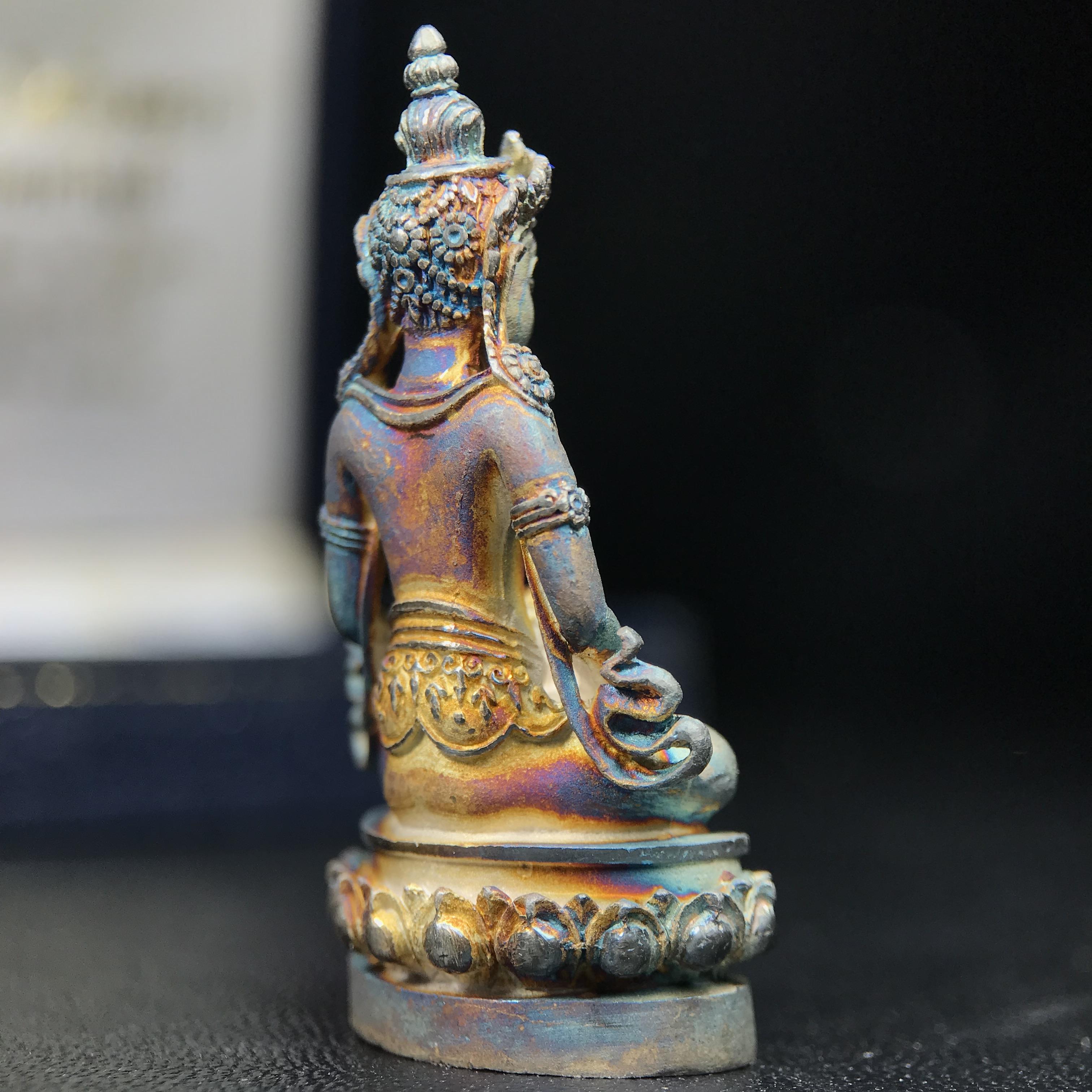 พระกริ่งอวโลกิเตศวร ( เจ้าแม่กวนอิม ) วัดโพธิ์แมนคุณาราม รุ่นอุดมโภคทรัพย์ ปี 2539 เนื้อเงินพ่นทราย(ผิวเดิม ขึ้นสีรุ้งธรรมชาติ แบบนิยม เสน่ห์ของพระเนื้อเงิน)(พร้อมกล่องบรรจุเดิม)(อีกหนึ่งรุ่นยอดนิยม พุทธศิลป์สวยงดงาม)หายาก 1 ใน 5000 องค์*องค์หมายเลข ๓๖๔๒*