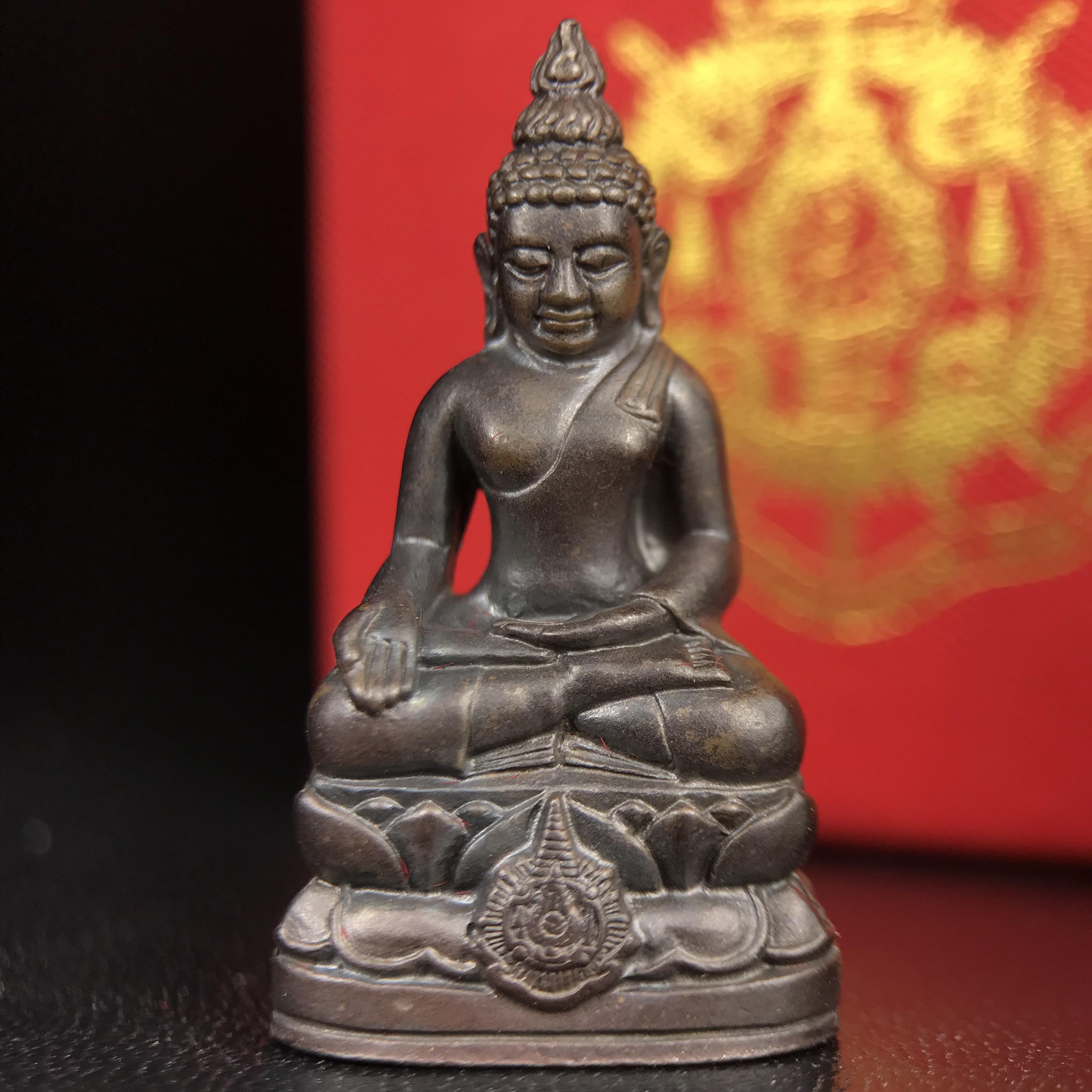 พระกริ่งไพรีพินาศ บรรจุเหล็กไหล ครั้งแรกและครั้งเดียวในประวัติศาสตร์ เฉลิมพระเกียรติ พระบาทสมเด็จพระเจ้าอยู่หัวรัชกาลที่9 พระชนมพรรษา 6 รอบ ปี2542 เนื้อนวโลหะผสมทองคำ(บรรจุเหล็กไหล)ดีนอก-ดีใน พิธีใหญ่ มวลสารเด่น (หายาก)