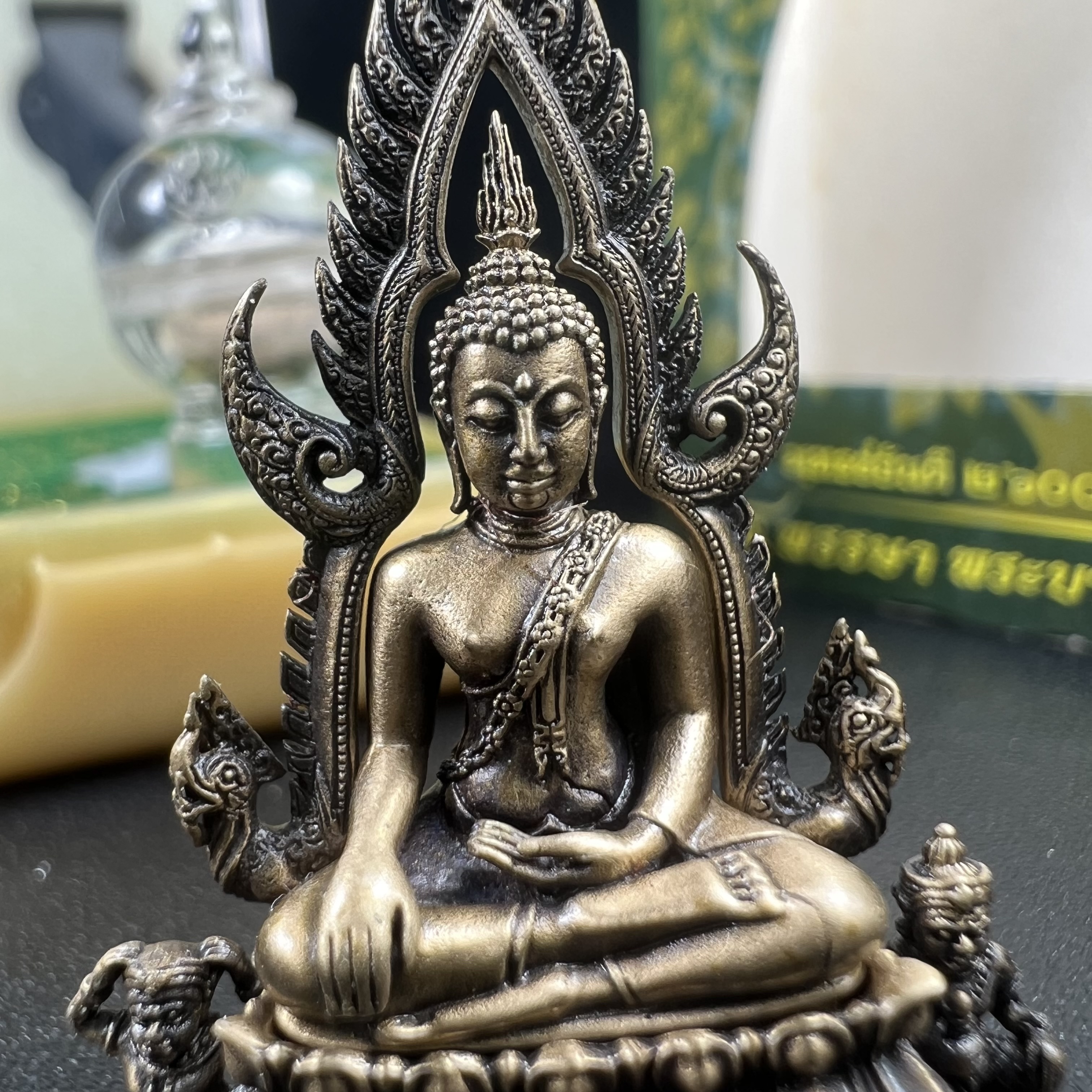 พระพุทธชินราช(จำลอง) ภปร. 84 พรรษา ปี 2554 เนื้อบรอนซ์รมดำซาติน พิมพ์กลางขนาดหน้าตัก 1/2 นิ้ว(พระราชทานมวลสาร จิตรลดาและเส้นพระเจ้า(เส้นผม)รัชกาลที่9)พุทธศิลป์ทรงคุณค่าอีกหนึ่งรุ่นยอดนิยม