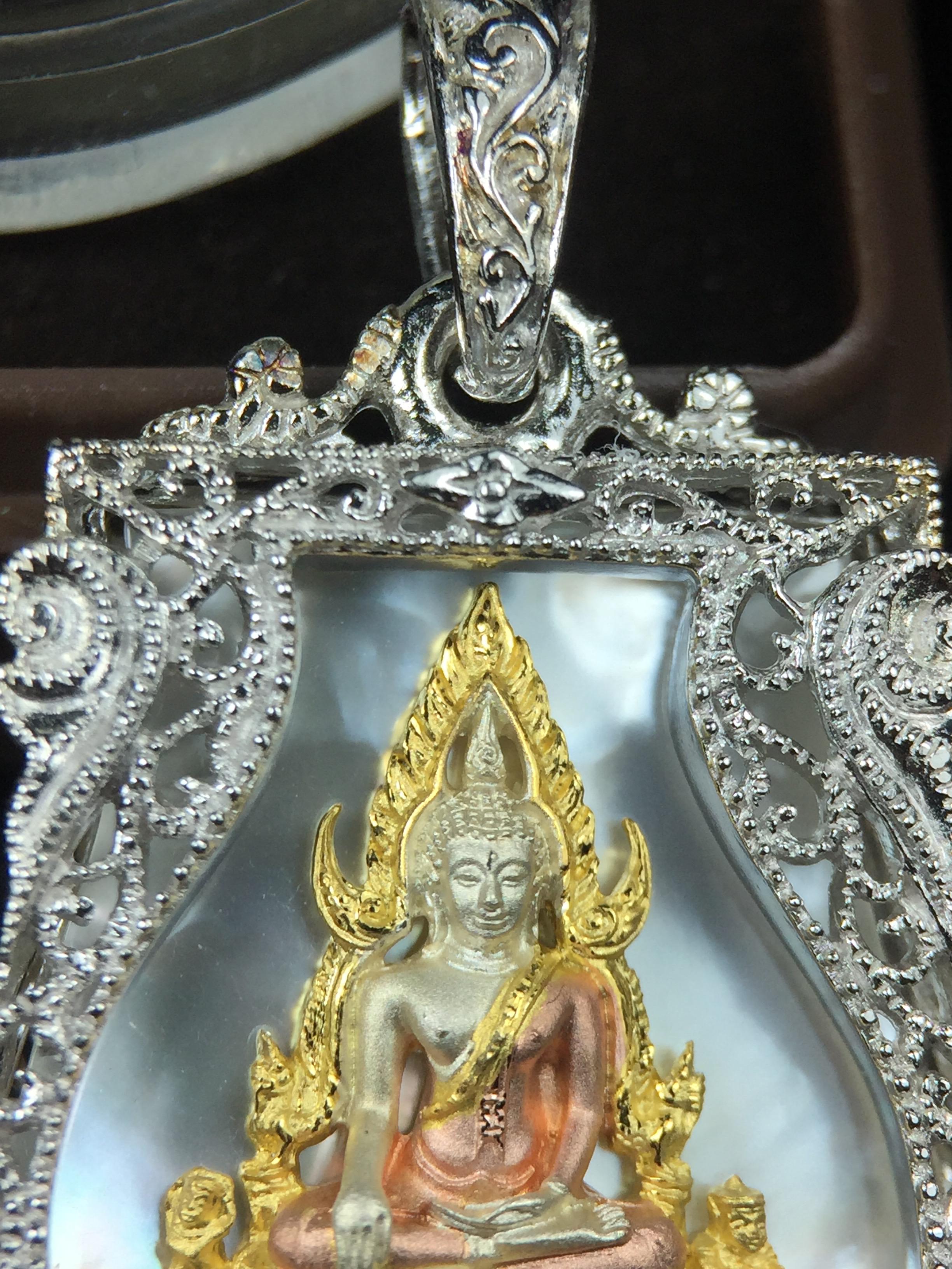 พระพุทธชินราช ภปร. โครงการ "เพราะแผ่นดินนี้ คือ แผ่นดินเกิด" ปี2548(รุ่นแรก) เหรียญทรงเสมา ขนาด 21 x 29 มม.เนื้อเงินสามกษัตริย์ องค์พระชุบสามกษัตริย์ ล้อมด้วยกรอบเงินชุบทองคำขาวสลักเสลาเป็นลวดลายละเอียดอ่อน ส่วนพื้นองค์พระเป็นเปลือกหอยมุขงดงาม