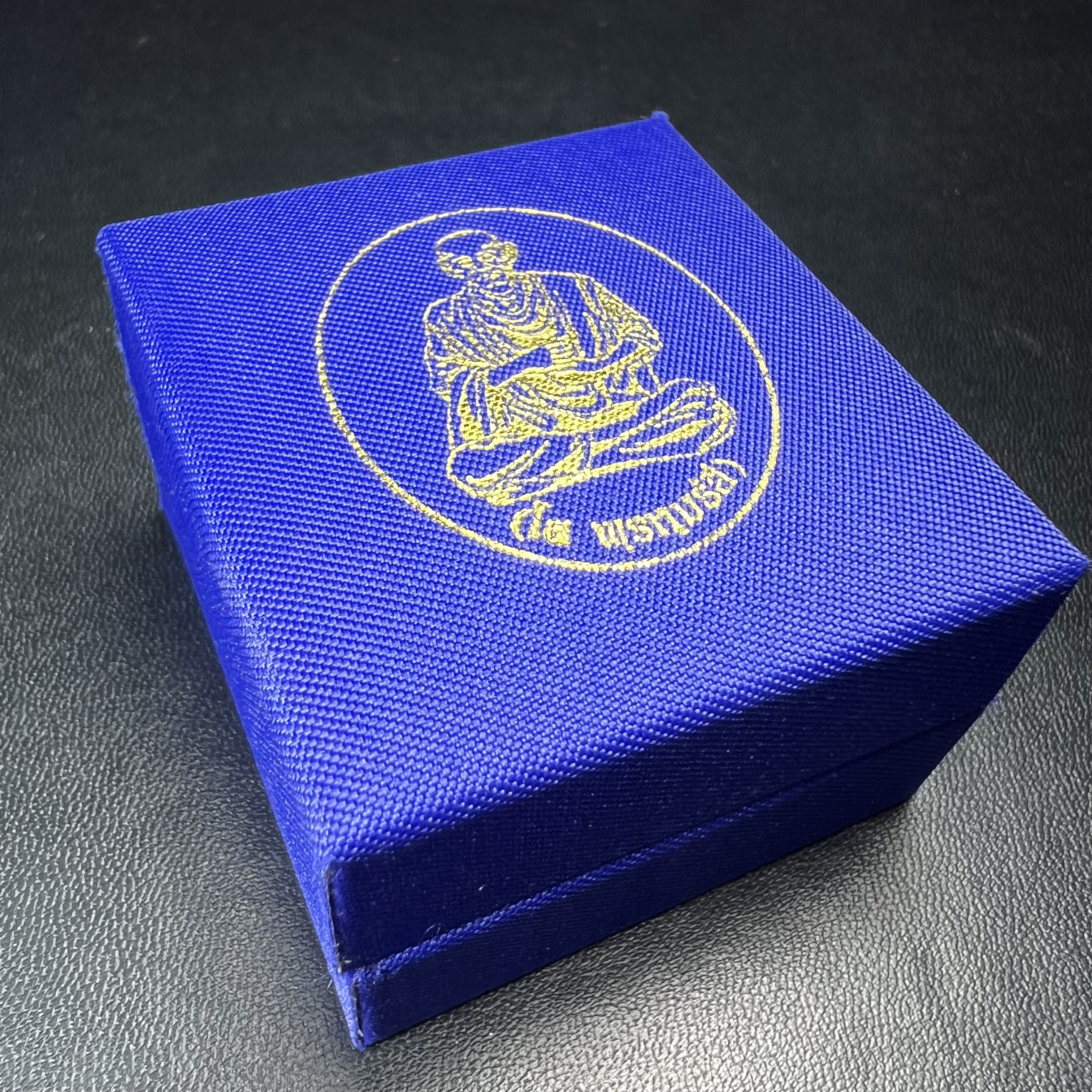 สมเด็จพุฒาจารย์ (โต พรหมรังสี) อนุสรณ์ 128 ปี สมเด็จพระญาณสังวร สมเด็จพระสังฆราช ทรงเมตตาอธิฐานจิต ปี 2543 มหาพุทธาภิเษก 3วาระ เหรียญรูปเหมือนสมเด็จพุฒาจารย์โตด้านหลังพระสมเด็จ เนื้อเงิน พิมพ์เล็ก(พิมพ์คะแนน) ขนาด 1.2 x 1.7 ซม. ทรงคุณค่าทั้งด้านความงานด้า