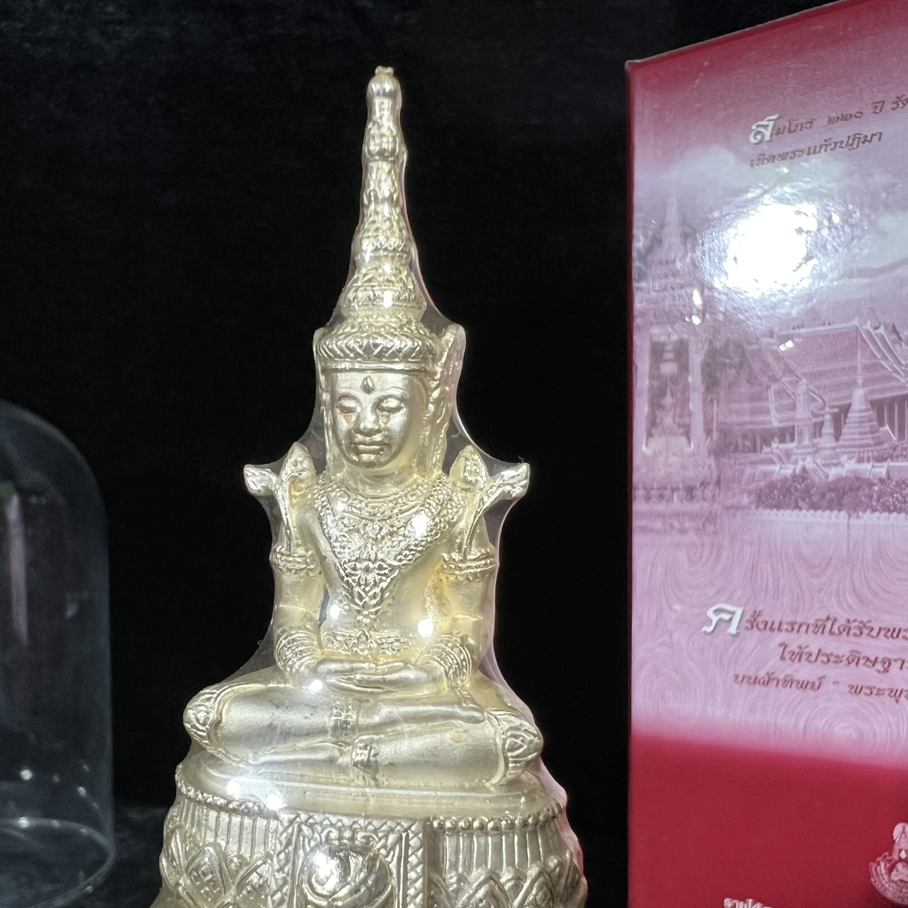 พระแก้วมรกต ภปร.(รุ่นแรก) ปี2545 รุ่นฉลองกรุงรัตนโกสินทร์ครบ 220 ปี หล่อลอยองค์ เนื้อเงินบริสุทธิ์99.9% ขนาดบูชา 50*90 มม. พร้อมฐานวางครอบแก้วเดิมกล่องบรรจุเดิมครบสมบูรณ์(สวยงามและหายากมาก)(1ใน3000องค์)