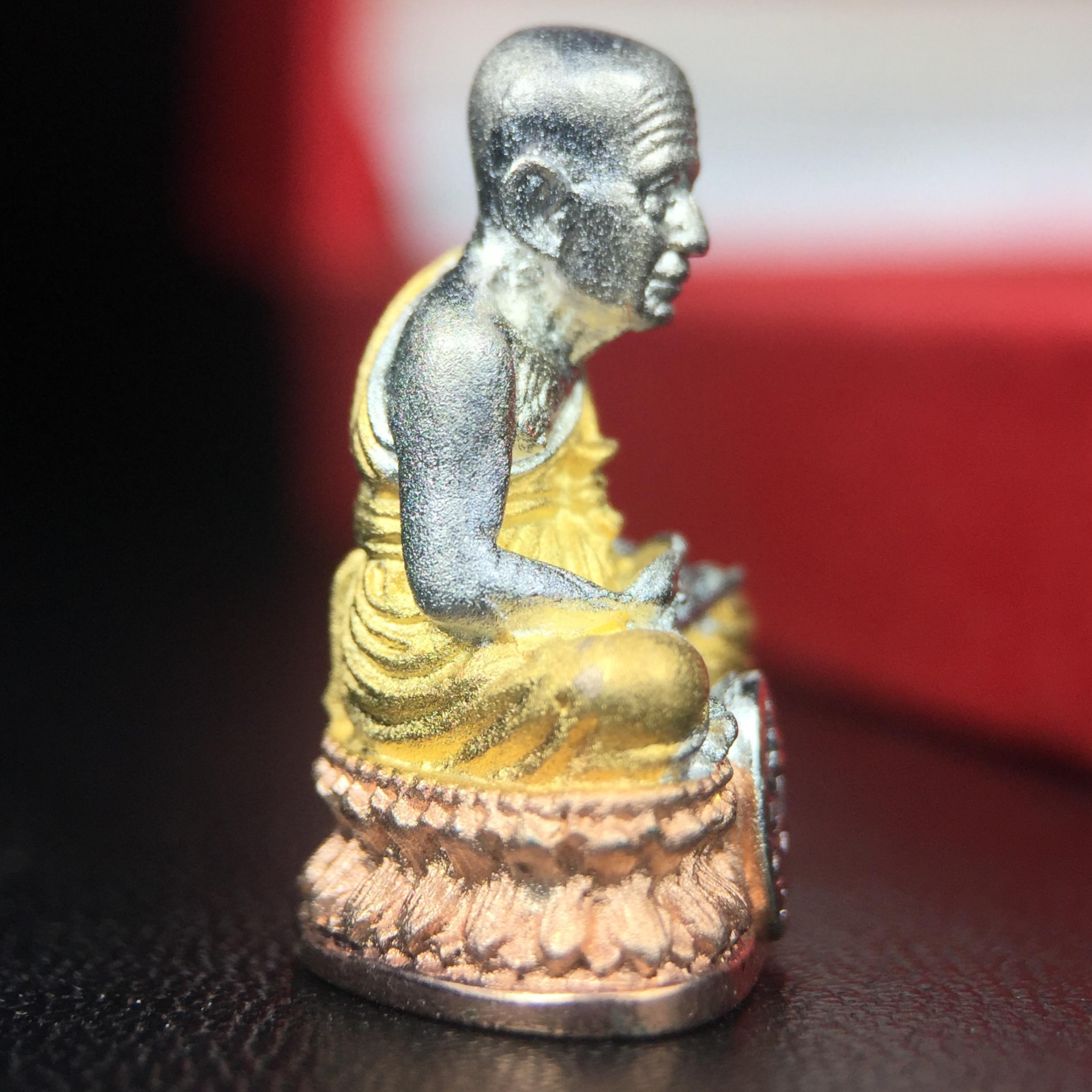 สมเด็จหลวงปู่ทวด วัดช้างให้ รุ่น เฉลิมพระเกียรติ ตราสัญลักษณ์ มวก. พิมพ์ลอยองค์เนื้อเงิน-สามกษัตริย์ ปี 2544 พิธีพุทธาภิเษกใหญ่ ณ อุโบสถวัดช้างให้และอุโบสถวัดพระศรีรัตนศาสดาราม ( วัดพระแก้ว )โดยนิมนต์เกจิชื่อดังสายใต้ทั้งหมดจำนวน 108 รูป