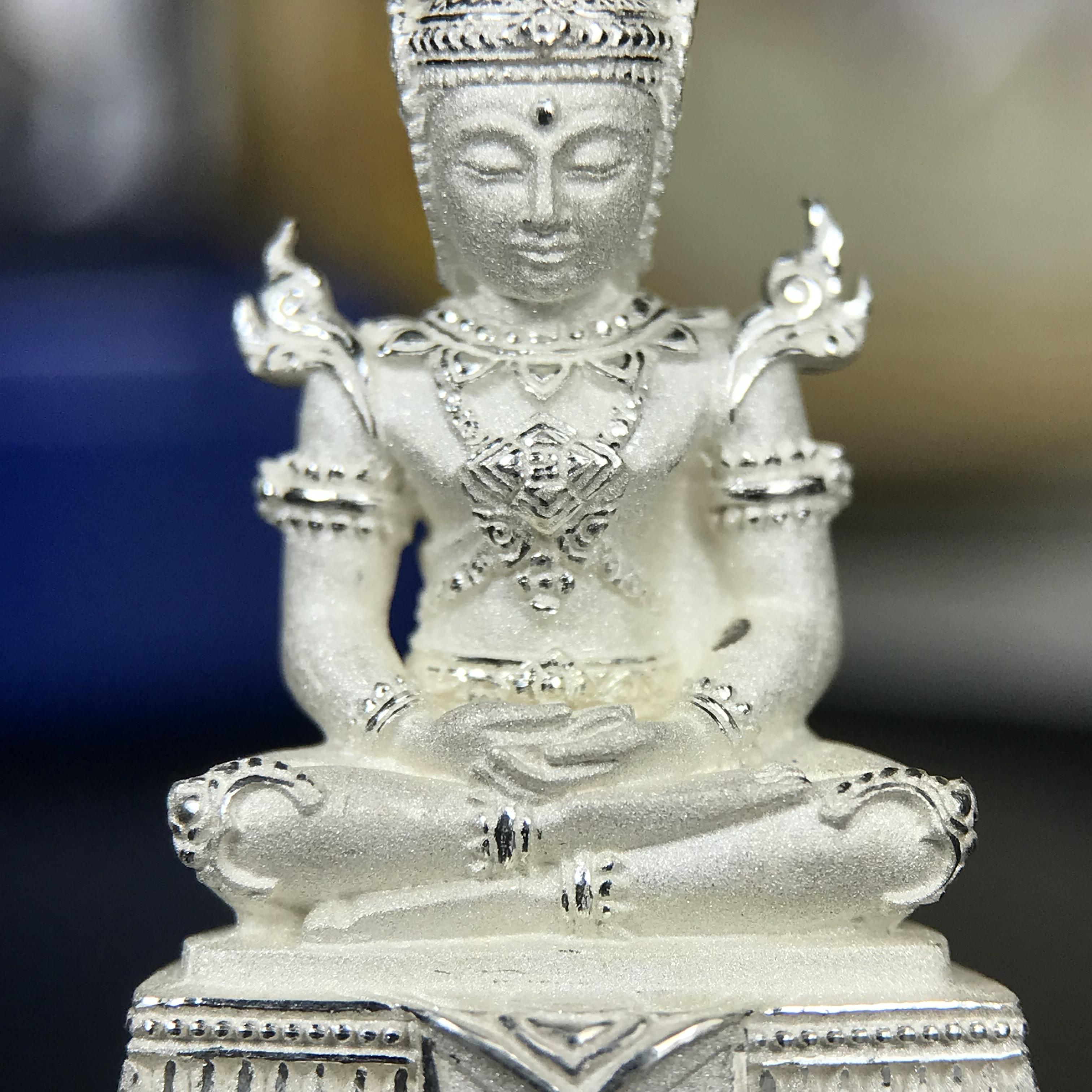 พระแก้วมรกต ทรงเครื่องฤดูร้อน พระราชทานประดิษฐานตราสัญลักษณ์ฉลองสิริราชสมบัติ ครบ 60 ปี ในหลวงรัชกาลที่ 9 พ.ศ.2549 เนื้อเงินลอยองค์พิมพ์ใหญ่ สูง 3.6 ซม. ขนาดหน้าตัก 1/2 นิ้ว (พิธีใหญ่มหาพุทธาภิเษก ณ พระอุโบสถวัดพระแก้ว เกจิอาจารย์ ทั่วประเทศ 108 รูป )