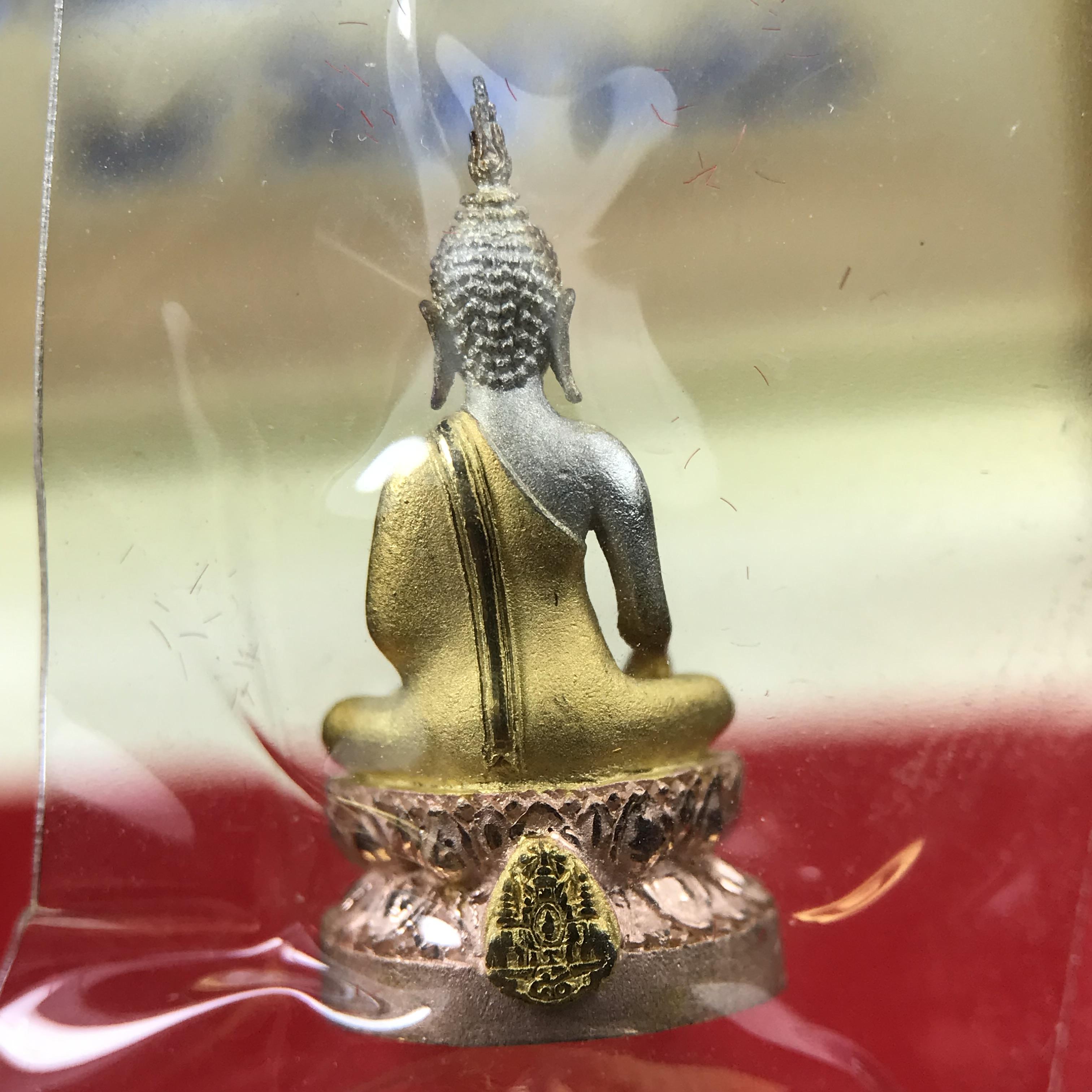 พระชัยวัฒน์พระพุทธนวราชบพิตร ครองสิริราชสมบัติครบ 50 ปี พ.ศ.2540 ขนาดสูง 1.9 ซม. เนื้อเงินสามกษัตริย์(ผิวเดิม)(ซีนซองเดิม) พร้อมกล่องบรรจุเดิมครบสมบูรณ์ 1ใน 9500 องค์(พุทธนวราชบพิตร นิมิตรหมายแห่งความสามัคคี ด้วยไมตรีแห่งองค์พระภูมิพล)