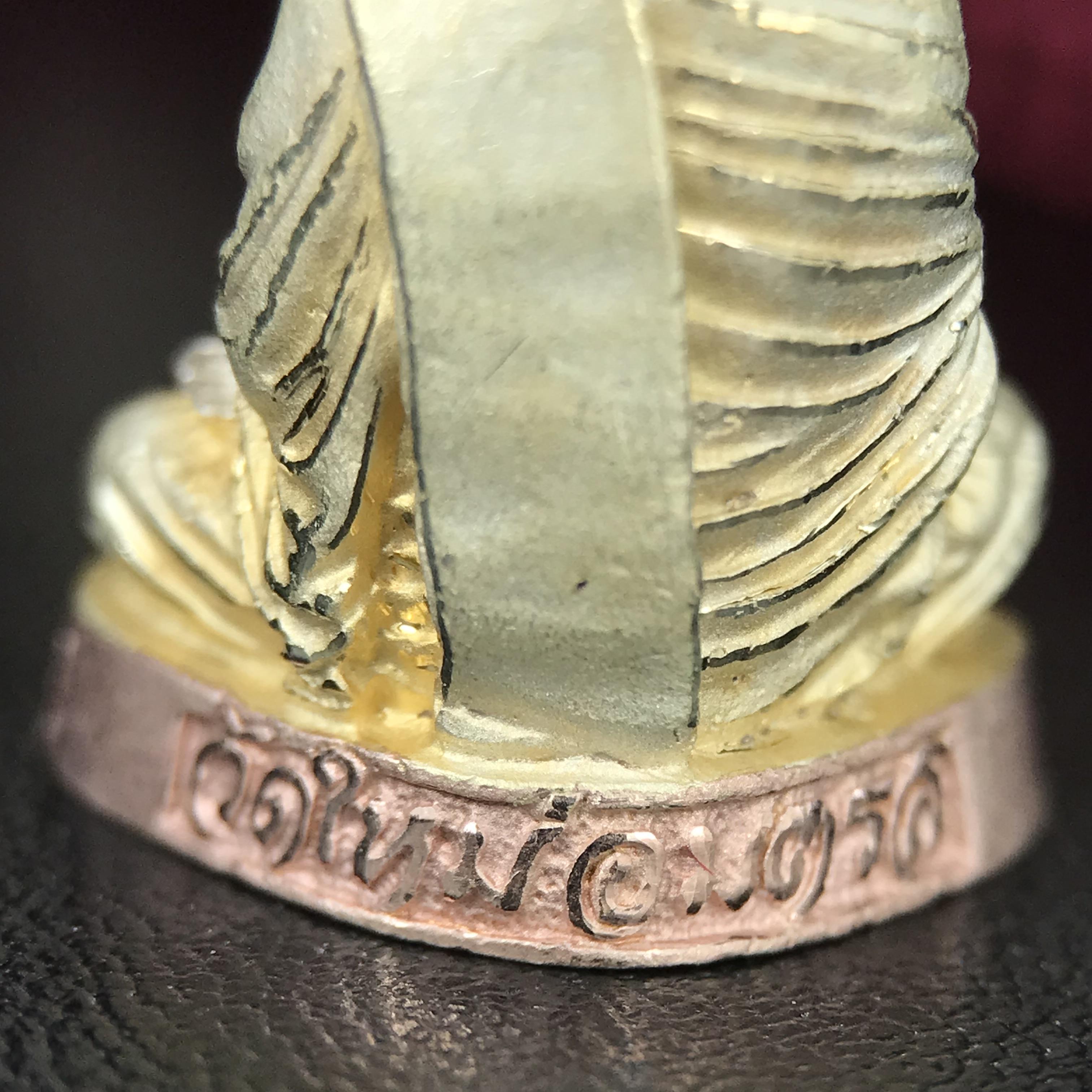 รูปเหมือนสมเด็จพระพุฒาจารย์ (โต พรหมรังสี)วัดใหม่อมตรส บางขุนพรหม ปี2540 รุ่นกาญจนาภิเษก จัดสร้างในวโรกาสที่รัชกาลที่ 9 ทรงครองสิริราชสมบัติ ครบ 50ปี ลอยองค์พิมพ์ใหญ่ เนื้อเงินบริสุทธิ์ 99.9% แบบชุบสามกษัตริย์ขัดเงาบางส่วน พร้อมกล่องบรรจุเดิมครบ