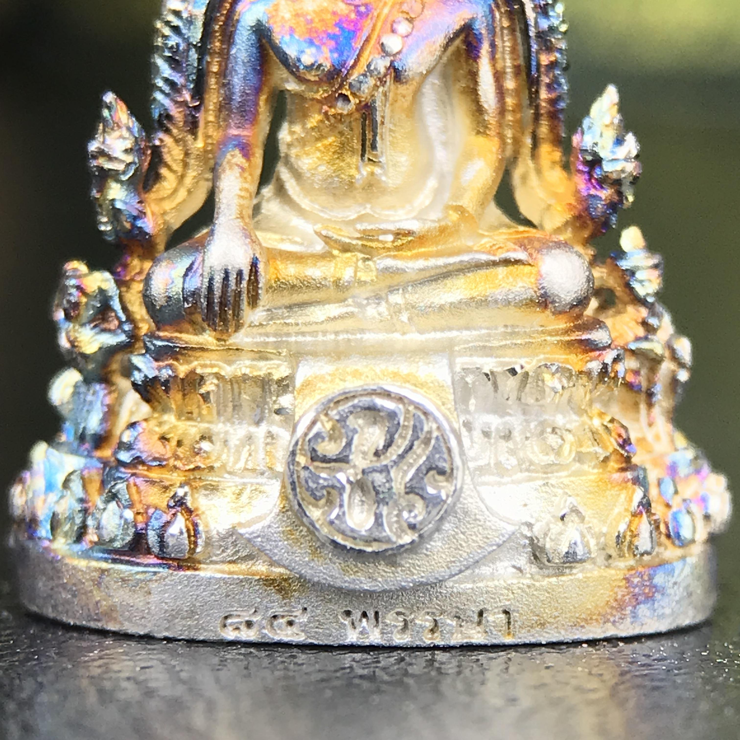 พระพุทธชินราช ภปร. 84 พรรษา พิมพ์เล็กขนาดหน้าตัก 1/4 นิ้ว(สูง 2.0 ซม.)เนื้อเงินชุบทองคำขาว (สภาพผิวเดิมสวย ขึ้นสีรุ้งธรรมชาติ แบบนิยม สวยมาก)(พระราชทานมวลสาร จิตรลดาและเส้นพระเจ้า(เส้นผม))พุทธศิลป์ทรงคุณค่าอีกหนึ่งรุ่นยอดนิยม