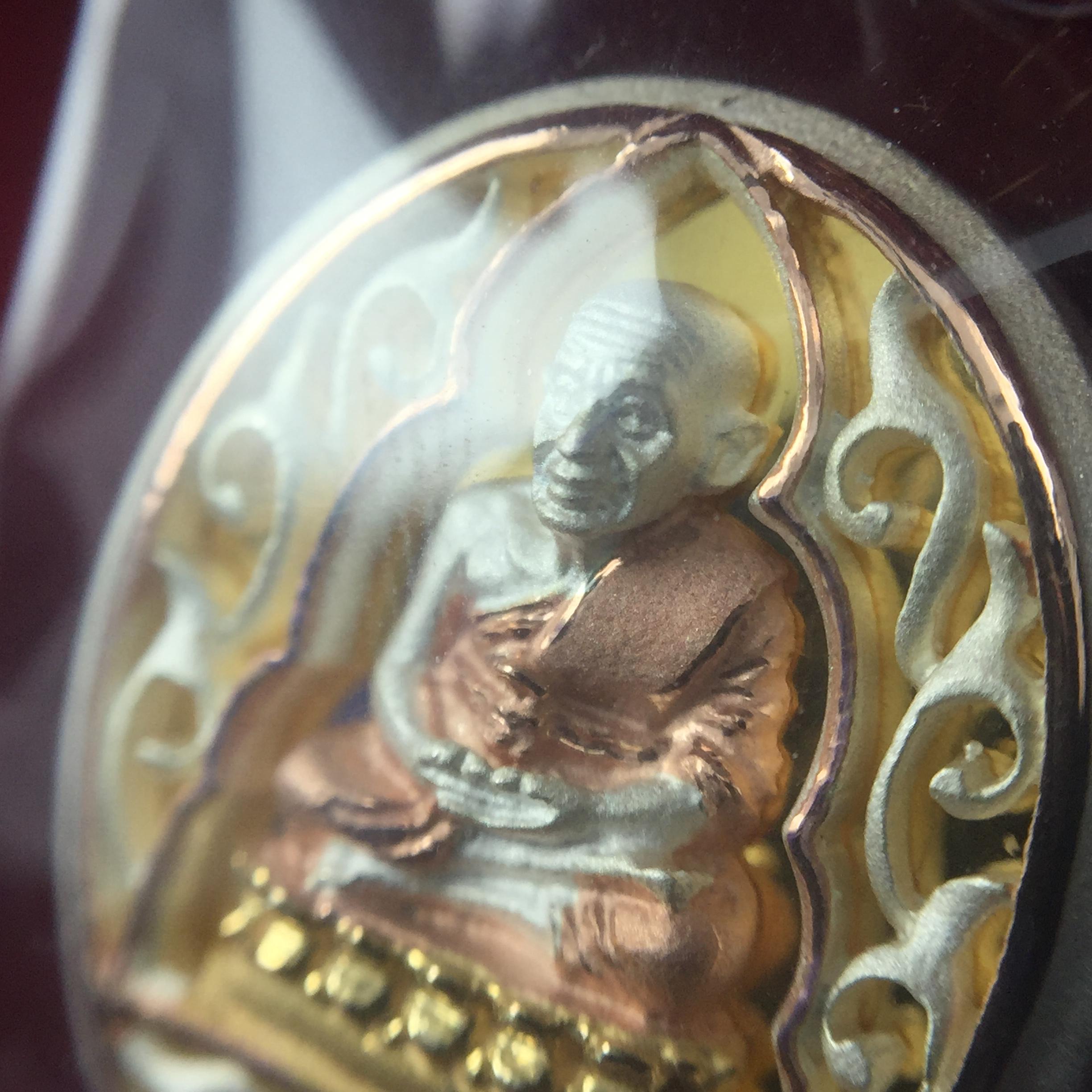 เหรียญหลวงพ่อทวด รุ่นมงคลบารมี วัดประสาทบุญญาวาส ปี 2545 เนื้อเงินสามกษัตริย์ พิมพ์ทรงรูปไข่เล็ก(ขนาด 2.0*1.8 ซม.)ฉลุลายฉากพี้นหลังสีทองสวยงาม ตอกโค๊ตมีหมายเลข พร้อมกล่องบรรจุเดิม