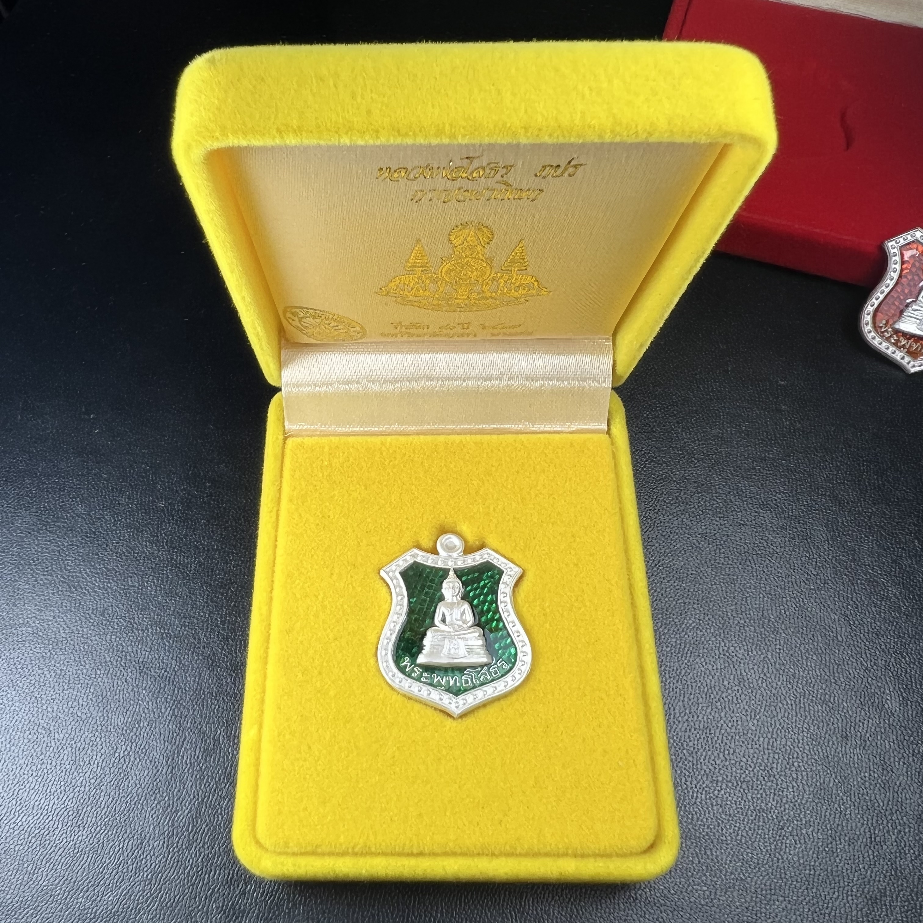 เหรียญหลวงพ่อโสธร ภปร. รุ่นกาญจนาภิเษก จัดสร้างในมงคลวโรกาสที่พระบาทสมเด็จพระเจ้าอยู่หัวรัชกาลที่9 เสด็จเถลิงถวัลย์สิริราชสมบัติ ครบ 50 ปี ในพุทธศักราช 2539 เนื้อเงินลงยา(สีแดง สีเหลือง สีน้ำเงิน สีเขียว)ครบชุดรวม 4 เหรียญ(พิธีใหญ่เข้มขลัง)1 ใน 9950 ชุด