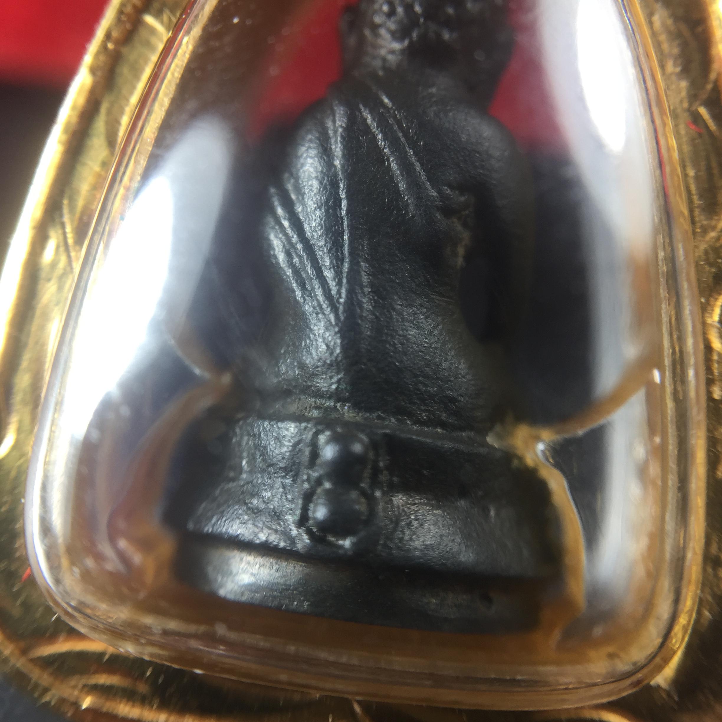 พระกริ่ง-พระชัยวัฒน์ ปวเรศ ปี2530 วัดบวรนิเวศราชวรวิหาร(องค์พระชัยวัฒน์เลี่ยมกรอบทองคำแท้)(ในหลวง ร.9 เสด็จเททอง)(บรรจุเส้นเกศาในหลวงรัชกาลที่9)พร้อมสูจิบัตรเดิมตอนจัดสร้าง(สภาพสวยครบสมบูรณ์) (องค์หน้าใหญ่)(องค์ทองทบ)แบบพิมพ์นิยมหายาก