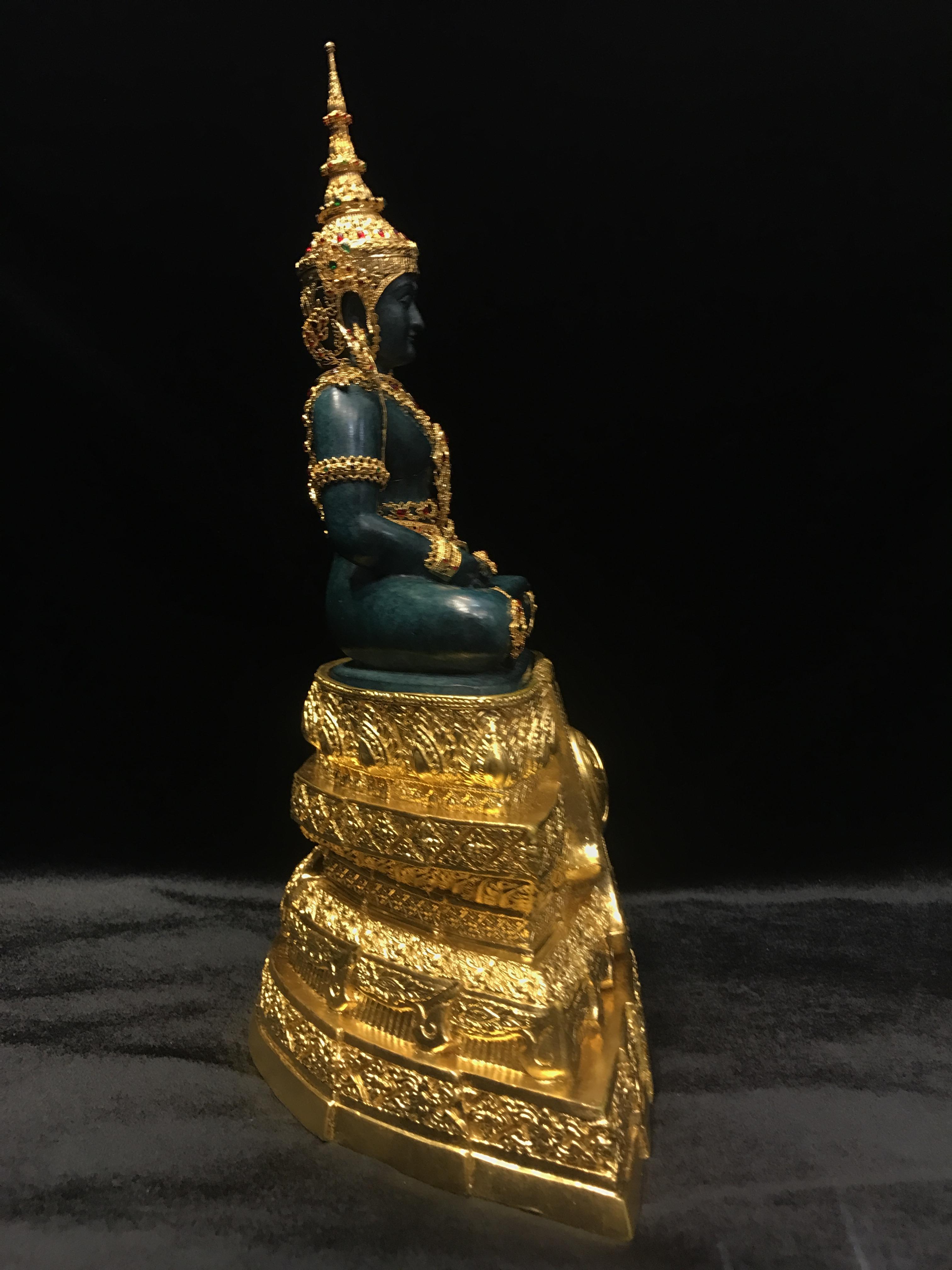 พระพุทธมหามณีรัตนปฏิมากร จำลอง (พระแก้วมรกต) ขนาดบูชาหน้าตัก 5 นิ้ว ตราสัญลักษณ์ ภ.ป.ร. รุ่นแรก ปี2547 เนื้อนวโลหะเคลือบสีเขียว(เครื่องทรงนวโลหะชุบทอง)