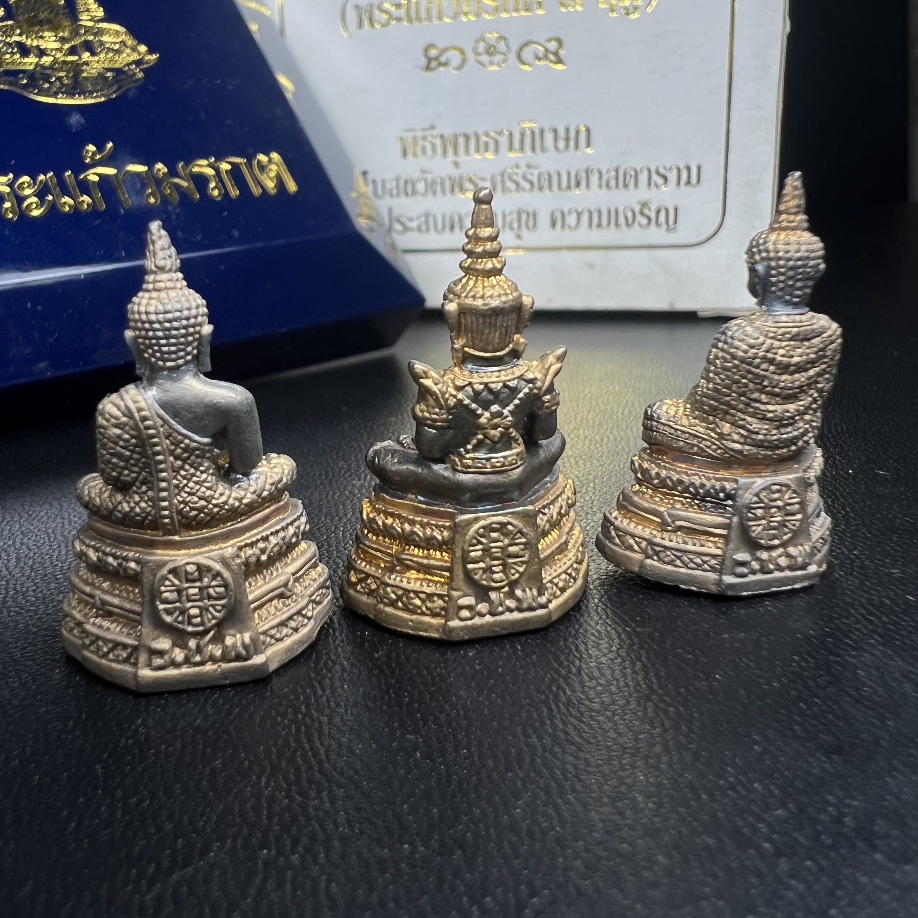 พระแก้วมรกต รุ่นเทิดพระเกียรติ พิธีมหาพุทธาภิเษก ณ.วัดพระศรีรัตนศาสดาราม วันเสาร์ห้าที่ 26 เม .ย. 2540 ชุด 3 ฤดู (1 ชุด 3 องค์)เนื้อสองกษัตริย์ ผิวเดิมครบชุดพร้อมกล่องบรรจุเดิม