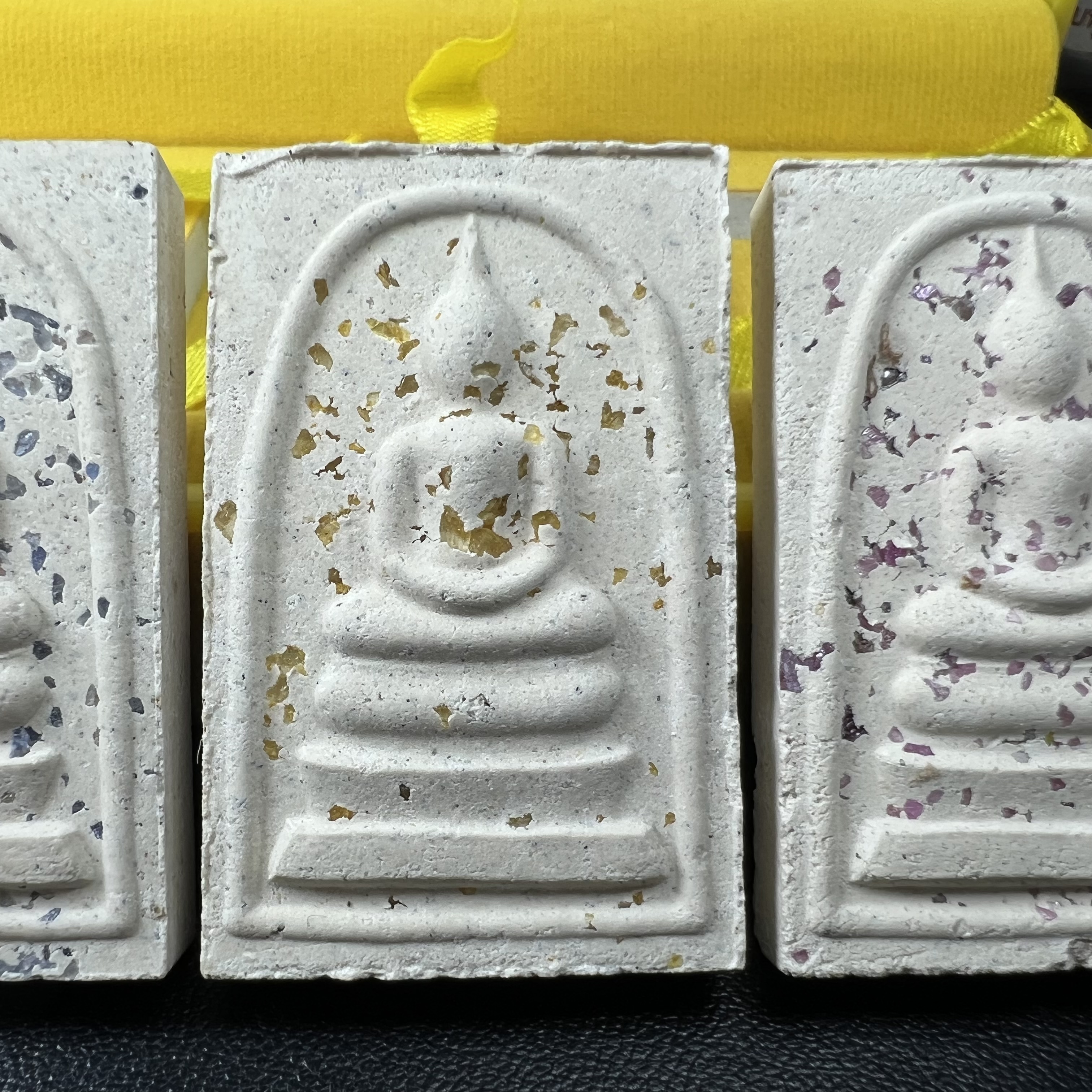 พระสมเด็จพิมพ์ใหญ่ เฉลิมพระเกียรติ พร้อมทั้งอัญเชิญตราสัญลักษณ์ฉลองครองราชย์ครบ 60 ปี เนื้อเงิน 99.9%(ผิวเดิมขึ้นสีรุ้งธรรมชาติ สวย) ประดิษฐานด้านหลังองค์พระ ครบชุด 3 องค์(พระผงพุทธคุณผสมบุษราคัม ไพลิน ทับทิม)