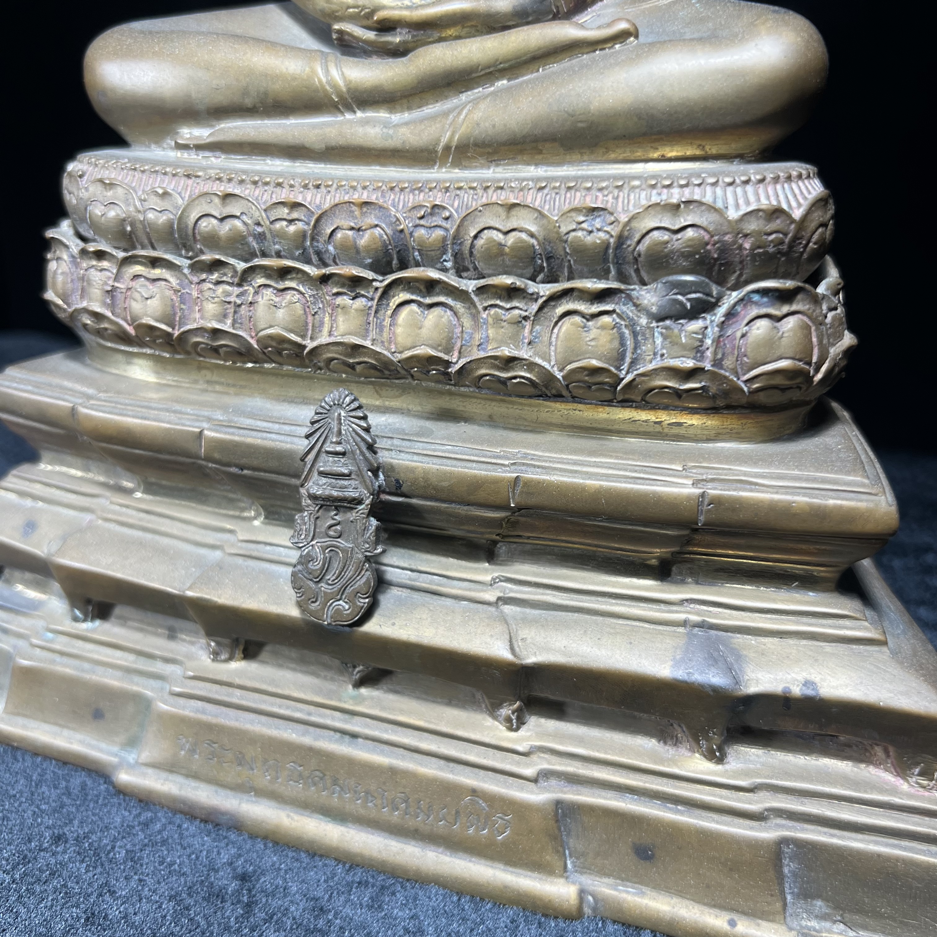 พระพุทธคมนาคมบพิธ (พระพุทธสิหิงค์จำลอง) ภปร. ครบรอบ 84 ปี กระทรวงคมนาคม พ.ศ.2539 หน้าตัก 5 นิ้ว เนื้อลำอู่แดง(หายาก)