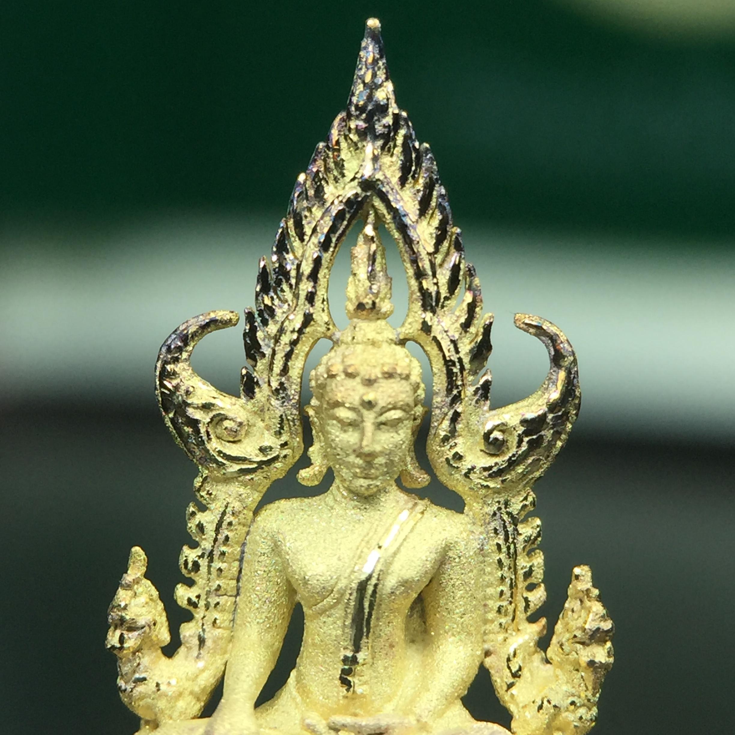 พระพุทธชินราช ภปร. ในวโรกาสพระราชพิธีมหามงคล เฉลิมพระชนมายุ6รอบ 5ธันวาคม2542 มูลนิธิพิทักษ์ดวงตาประชาชน จัดสร้าง เนื้อเงินบริสุทธิ์ 99.9% แบบชุบทองประกายเพชร 3 ไมครอน พิมพ์กลาง ขนาดสูง 2.4 ซม. พร้อมกล่องบรรจุเดิม