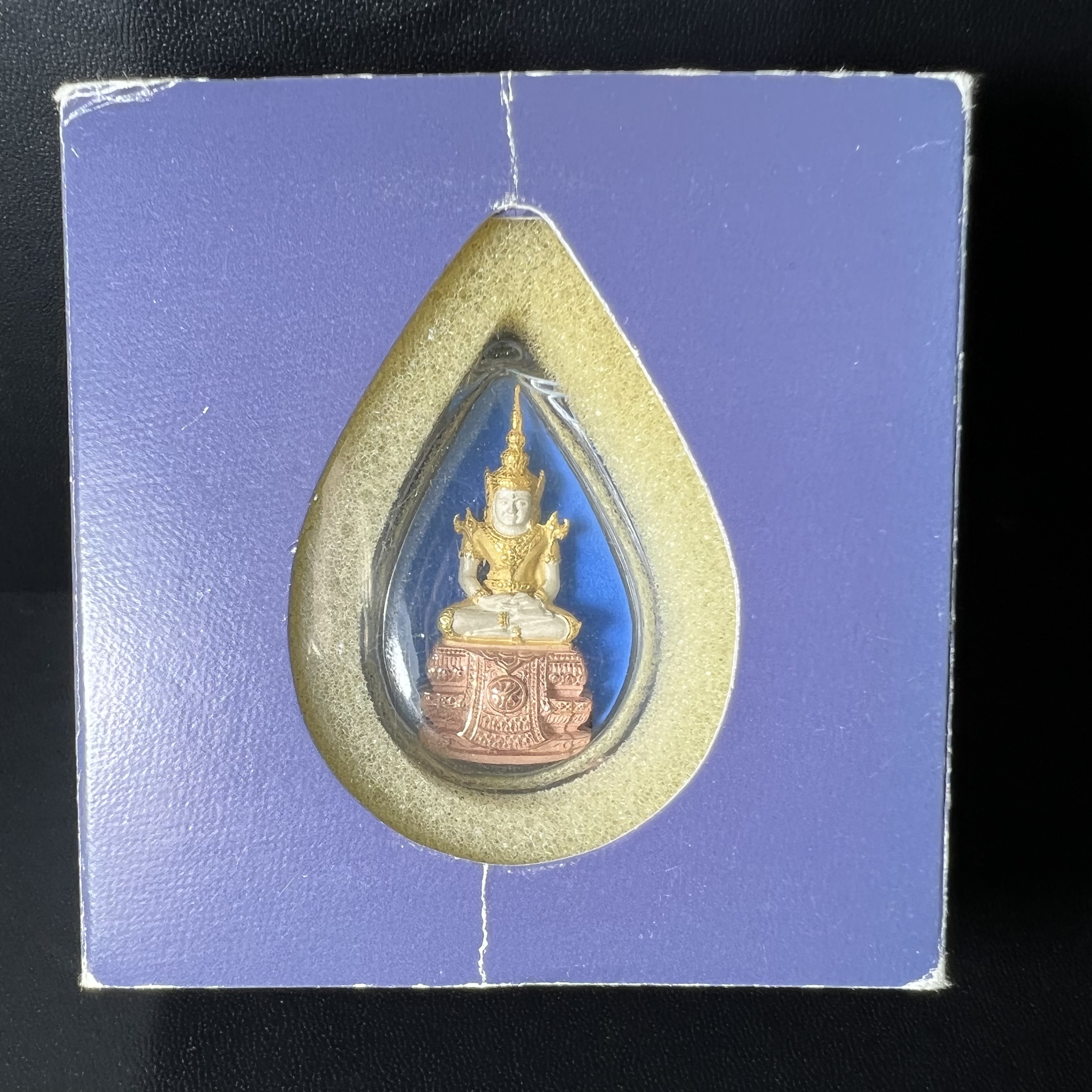 พระแก้วมรกต ภปร. ปี2547 จัดสร้างโดย รพ.ภูมิพลฯ เนื้อเงิน (3 กษัตริย์)ลอยองค์ หน้าตัก 1/2 นิ้ว งดงามทรงคุณค่าอีกหนึ่งรุ่นยอดนิยม หายาก