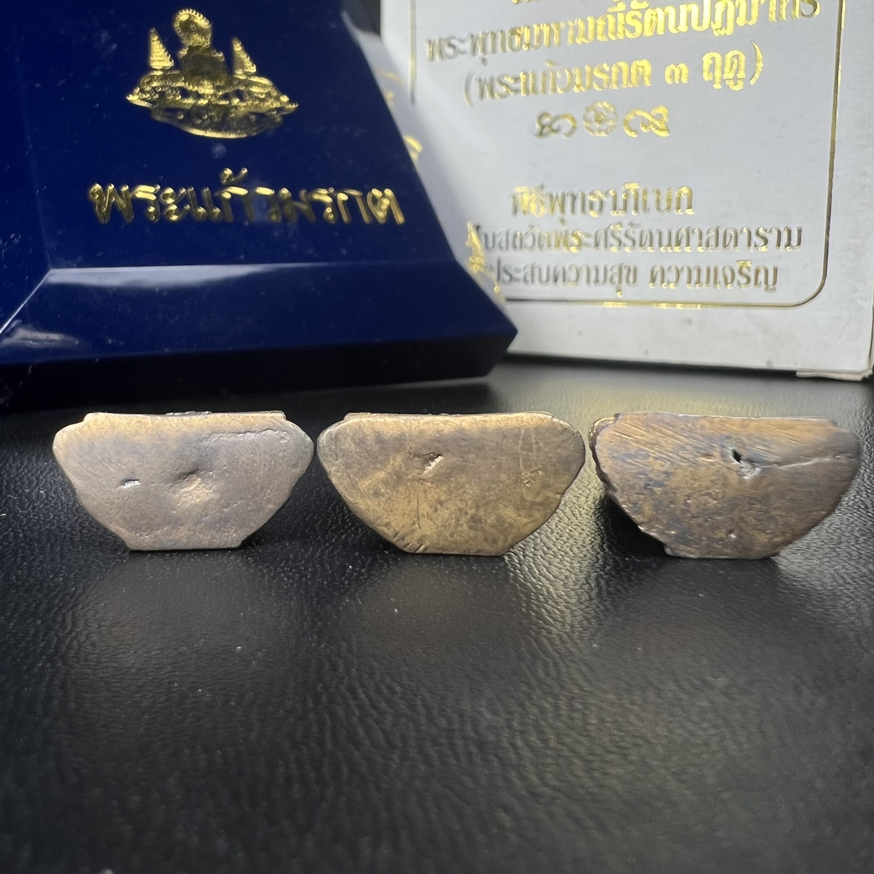 พระแก้วมรกต รุ่นเทิดพระเกียรติ พิธีมหาพุทธาภิเษก ณ.วัดพระศรีรัตนศาสดาราม วันเสาร์ห้าที่ 26 เม .ย. 2540 ชุด 3 ฤดู (1 ชุด 3 องค์)เนื้อสองกษัตริย์ ผิวเดิมครบชุดพร้อมกล่องบรรจุเดิม