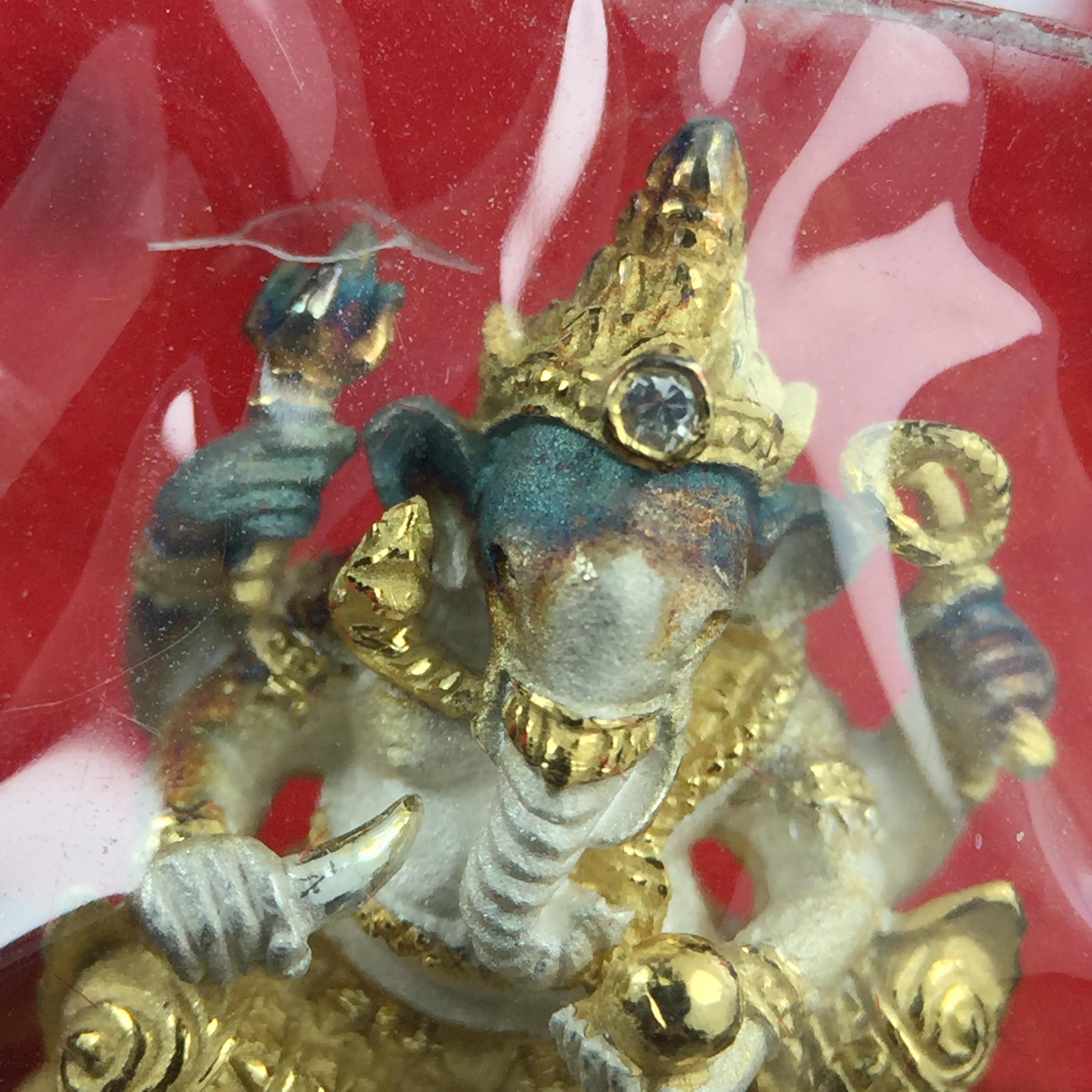 พระพิฆเณศวร วัดบวรนิเวศวิหาร ปี 2542 เนื้อเงินสามกษัตริย์พ่นทรายขัดเงาบางส่วน(ฝังพลอย1เม็ด)(ขนาด 2* 1.4 ซม.) สภาพสวยซีนซองเดิมพร้อมกล่องบรรจุเดิม ตอกโค๊ดหมายเลขกำกับ(ผิวเดิมขึ้นสีรุ้งธรรมชาติ สวย)(คัดสภาพสวยเดิม พิธีใหญ่ พุทธศิลป์งดงาม)