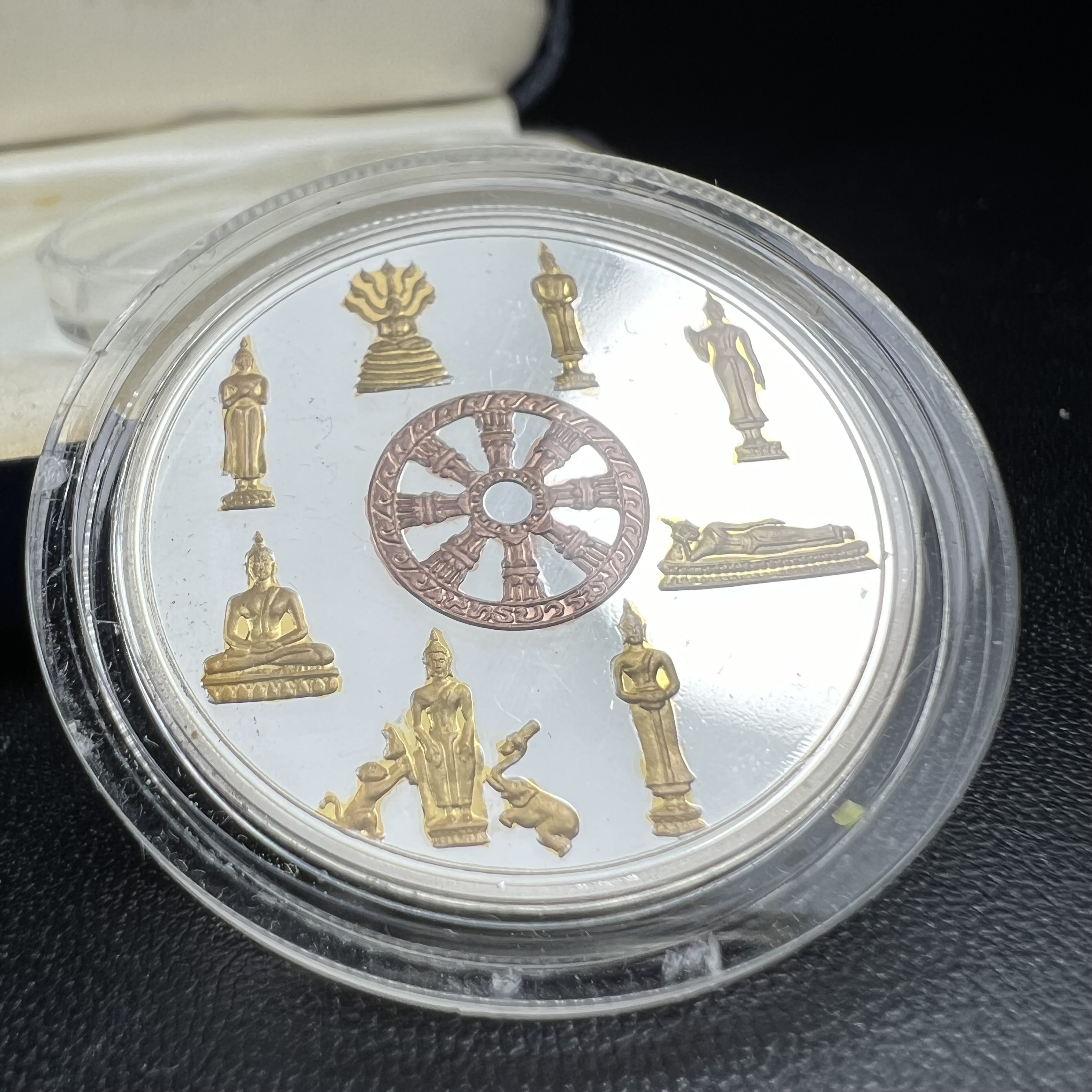 เหรียญพระแก้วมรกต พระพุทธชินราช พระพุทธโสธร รุ่นพุทธบารมี ปี 2540 เนื้อเงินขัดเงา 99.9% ชุบ 3 กษัตริย์ พร้อมกล่องบรรจุเดิม พิธีพุทธาภิเษก 2 พิธี มหามงคล (พระพุทธคู่บ้านคู่เมือง รูปแบบเหรียญสวยงดงามมาก พิธีใหญ่ เป็นที่นิยม)สร้างน้อยหายาก 1 ใน 500 เหรียญ