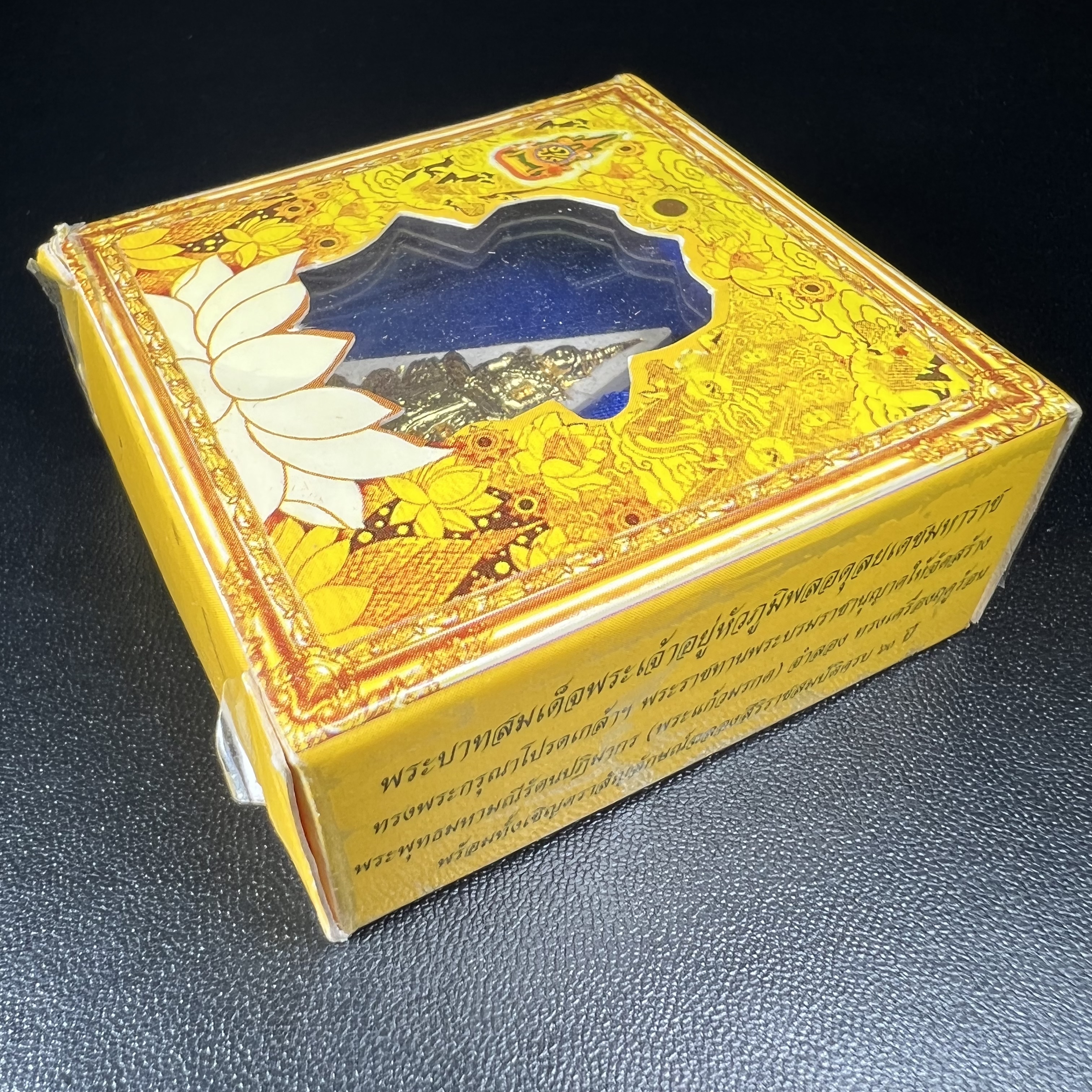 พระแก้วมรกต(จำลอง)ทรงเครื่องฤดูร้อน พระผงบูชา ด้านหน้าปิดทอง ด้านหลังตราสัญลักษณ์ฉลองสิริราชสมบัติครบ 60ปี เนื้อเงิน(รุ่นนี้ได้พระราชทานเส้นพระเจ้า(เส้นผม)รัชกาลที่9ในการจัดสร้าง)