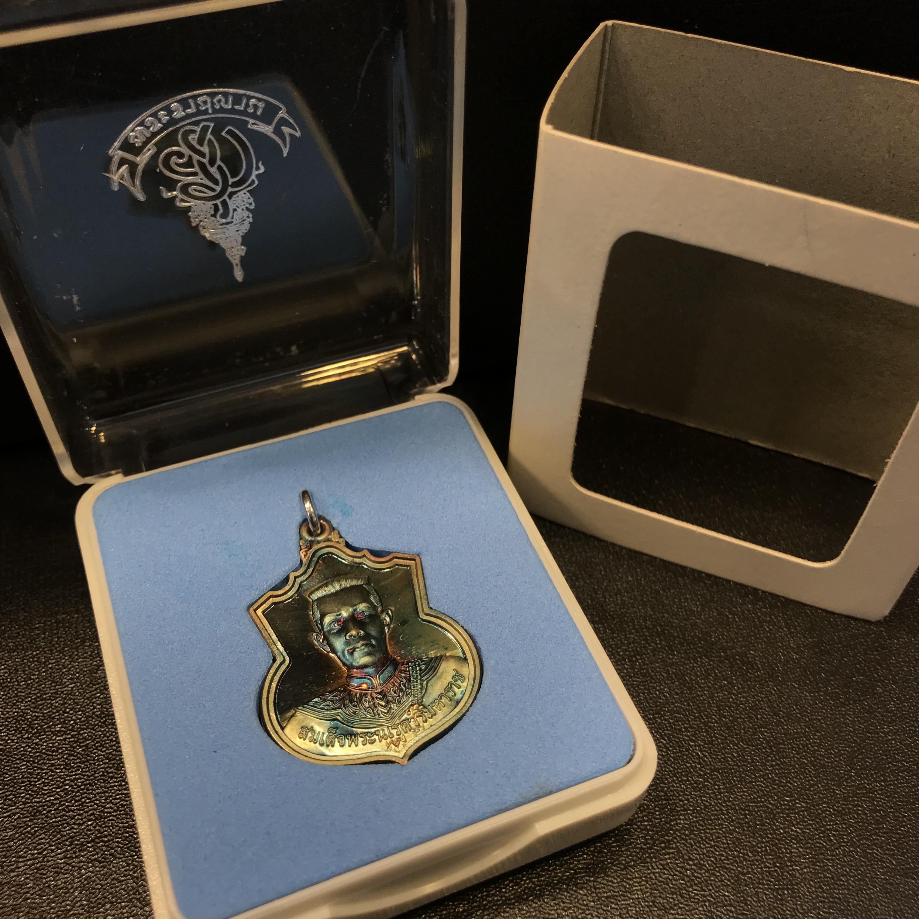 เหรียญสมเด็จพระนเรศวรมหาราช รุ่นสู้ หลัง สก. พิธีใหญ่ ปี 2548 เนื้อเงิน ผิวเดิมขึ้นสีรุ้งสวยนิยม พร้อมกล่อง