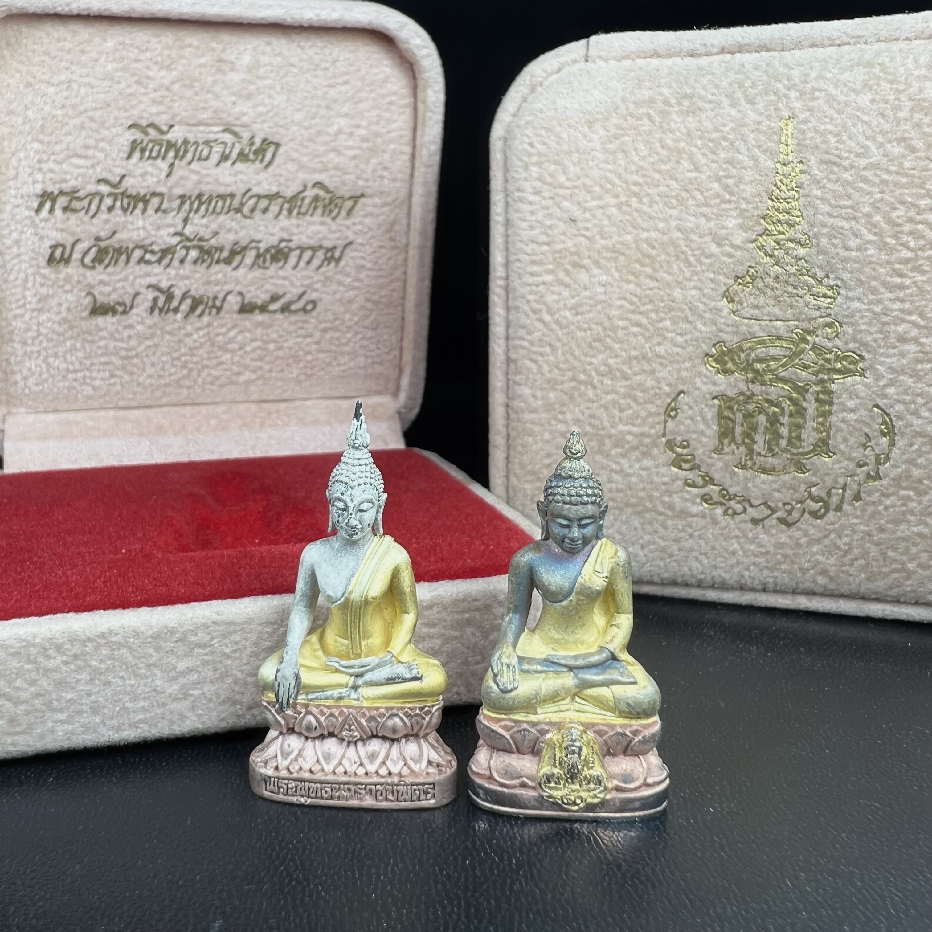 พระกริ่งพระพุทธนวราชบพิตร+พระกริ่งไพรีพินาศ ตรากาญจนาภิเษกครองสิริราชสมบัติครบ 50 ปี รัชกาลที่9 ปี2540 เนื้อเงินสามกษัตริย์(ผิวเดิมสวย ครบ สมบูรณ์)พร้อมกล่องบรรจุเดิมครบ ***ครบชุดพระราชทานทั้งสององค์ นานทีจะมีมาคู่กันครับ(หายาก)***