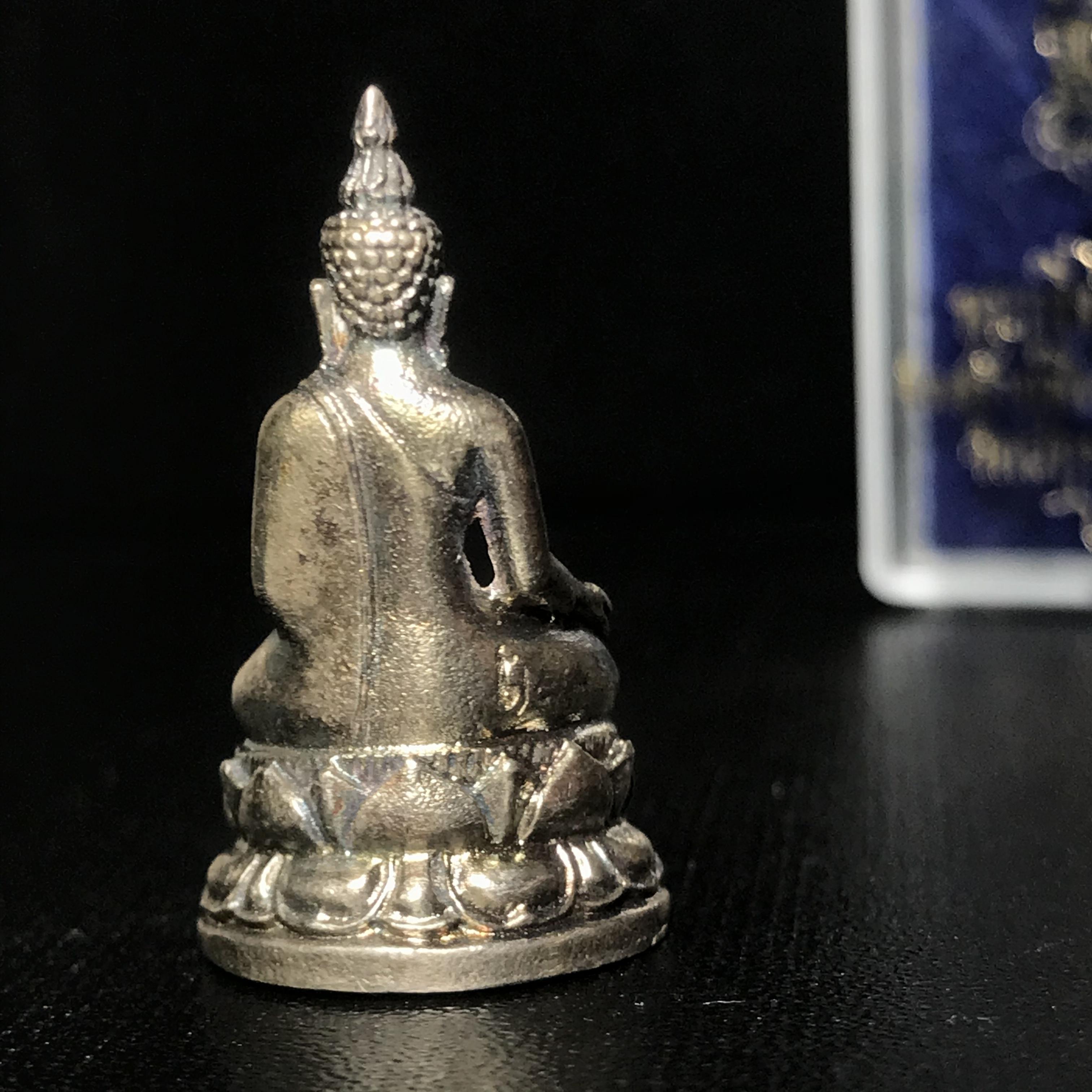 พระกริ่งไพรีพินาศ ภปร. รุ่นแรกของประเทศไทย วัดปทุมวนาราม ปี2535 เนื้อเงินผิวเดิมขึ้นสีรุ้งแบบนิยม งดงามกล่องครบ (ในหลวงรัชกาลที่9เสด็จเททอง)(1ใน3000องค์)