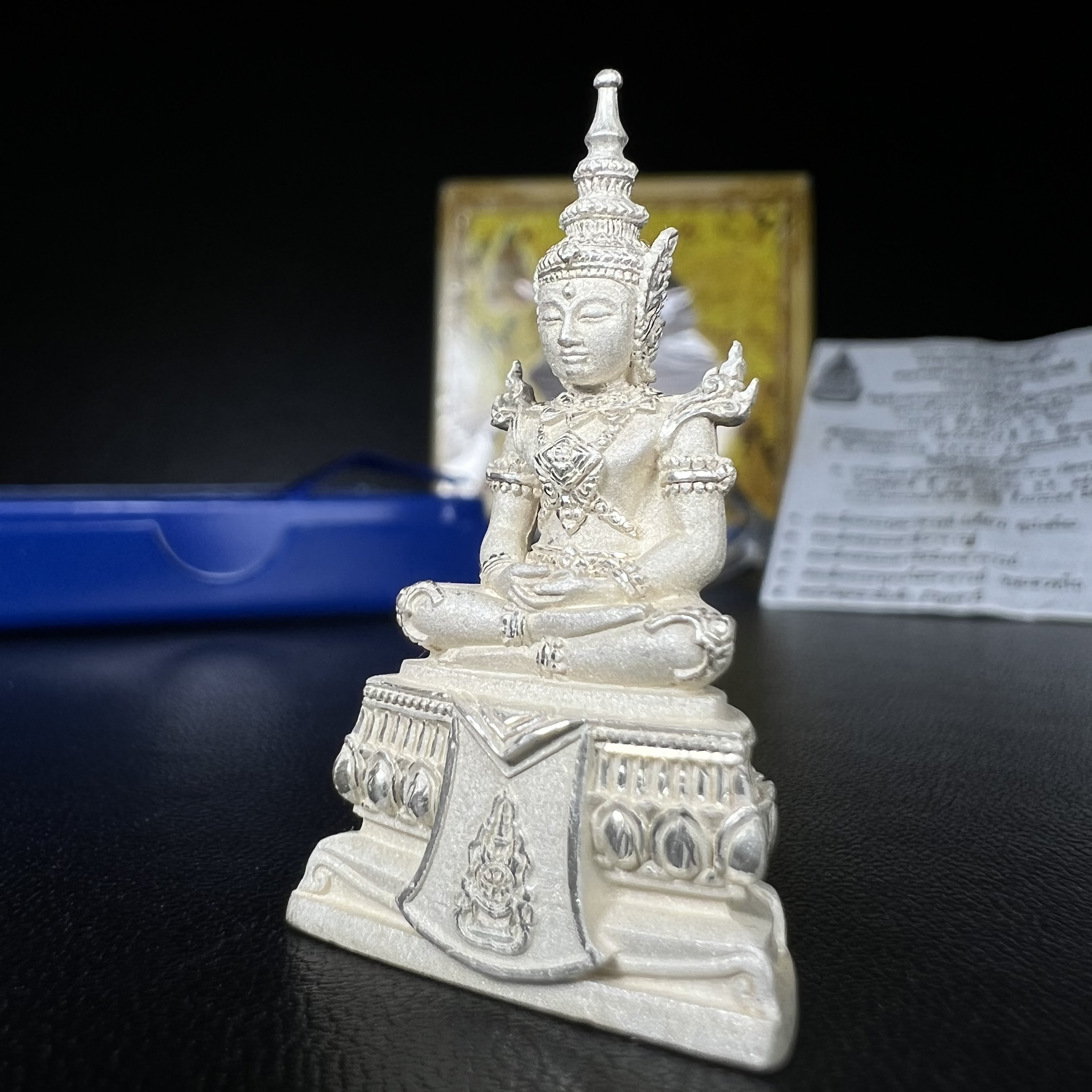 พระแก้วมรกต(จำลอง)ลอยองค์ ขนาดหน้าตัก 1/2 นิ้ว ทรงเครื่องฤดูร้อน เนื้อเงิน ตราสัญลักษณ์ฉลองสิริราชสมบัติ ครบ 60 ปี พ.ศ.2549(สภาพสวย ครบ สมบูรณ์))