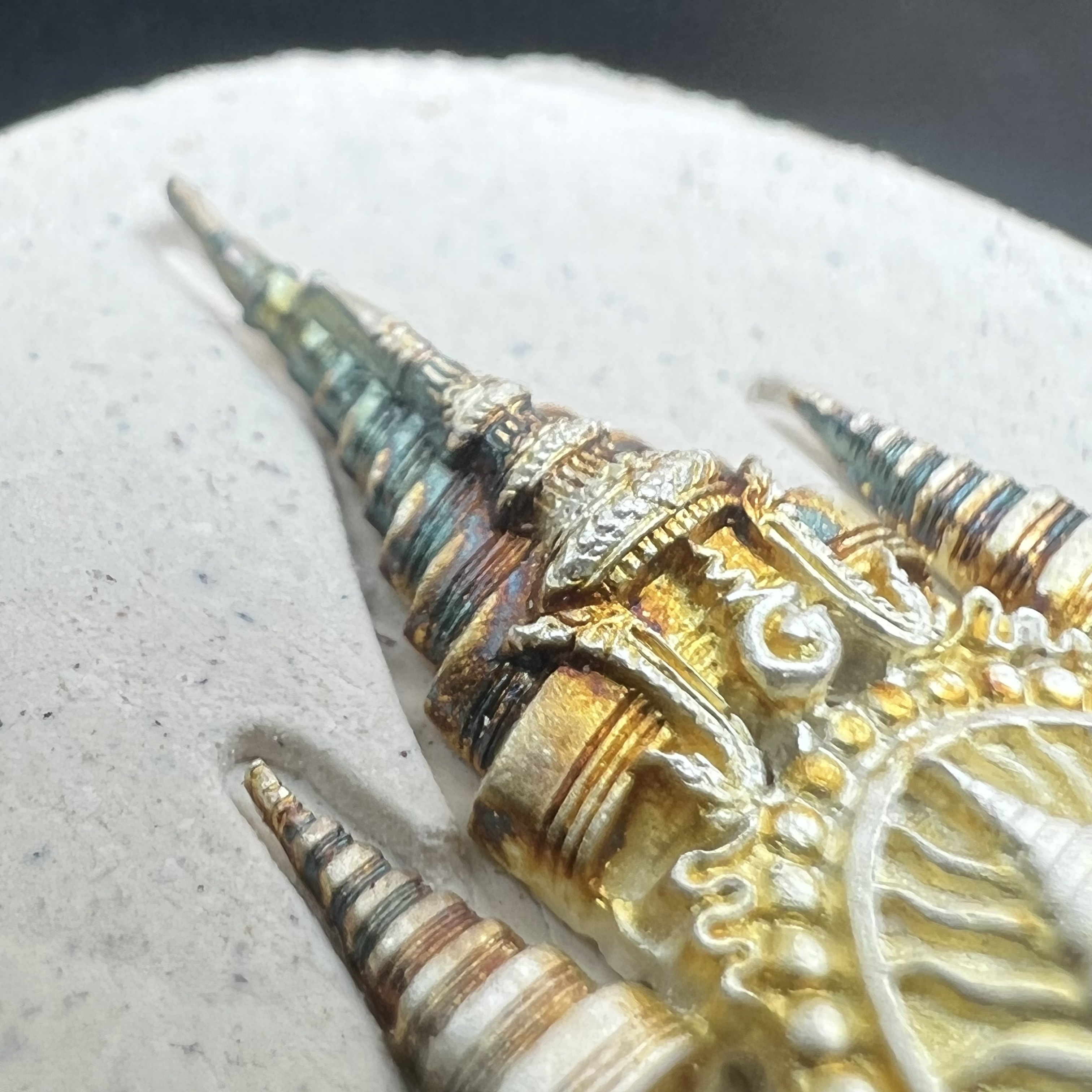 เหรียญรูปหล่อพระบาทสมเด็จพระเจ้าอยู่หัว ในหลวงทรงงาน “รุ่นเย็นศิระเพราะพระบริบาล 80พรรษา มหากษัตริย์คู่แผ่นดินสยาม” พ.ศ.2550 เนื้อผง พุทธคุณ (ผงจิตรลดาพระราชทาน) ด้านหลังสัญลักษณ์ 80 พรรษา เนื้อเงิน(ขนาด 27*35 มม.)พร้อมกล่องบรรจุเดิมครบ