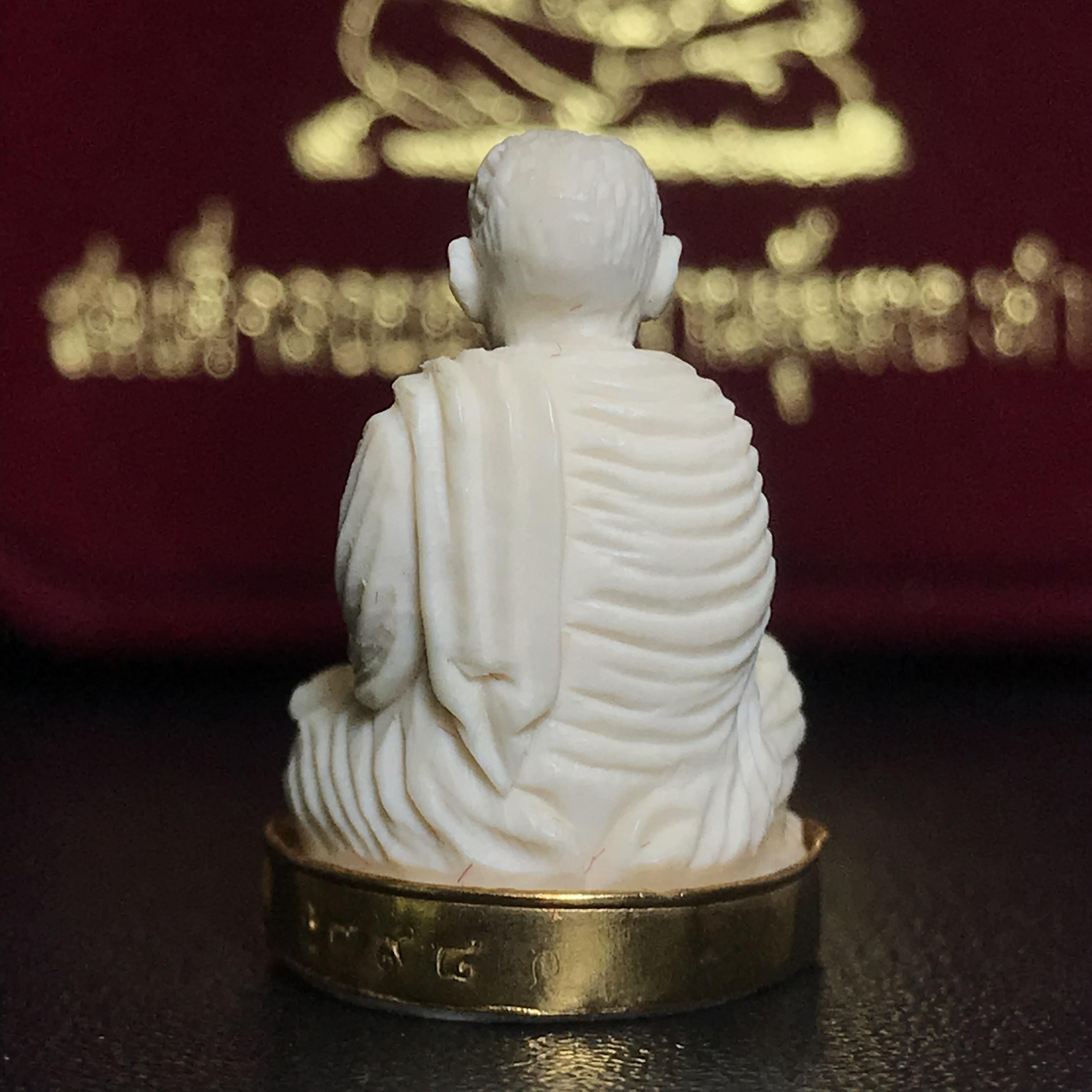 สมเด็จพระพุฒาจารย์ (โต พรหมรังสี) รุ่นคชสารหมื่นปี พ.ศ.2542 ลอยองค์(ฐานหุ้มทองคำ)