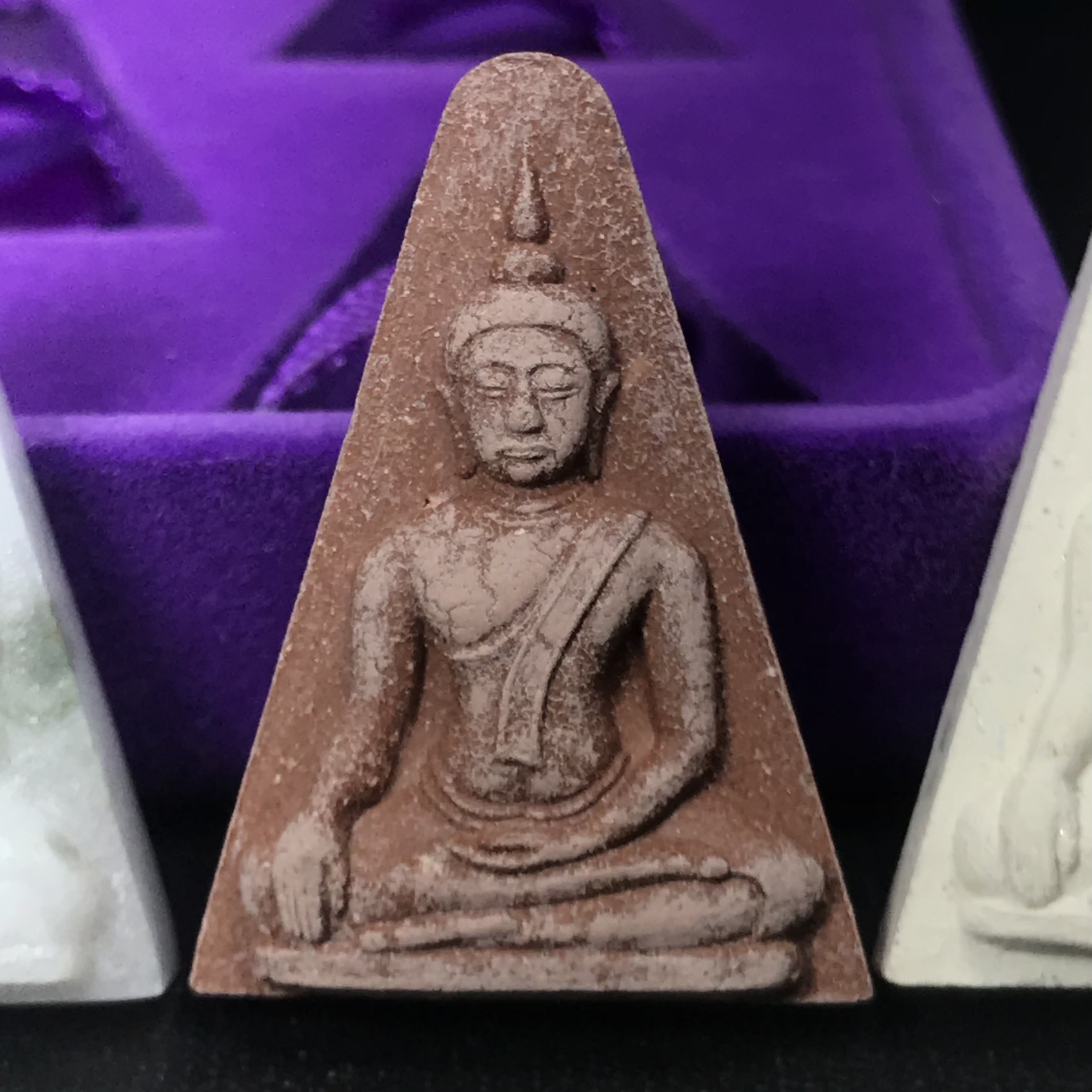 พระนางพญาเสน่ห์จันทร์ สธ. สร้างในวโรกาสทรงเจริญพระชนมายุ 50 พรรษา สมเด็จพระเทพฯ พ.ศ.2548 ชุดพิเศษ (1 ใน 5000 ชุด)หายาก