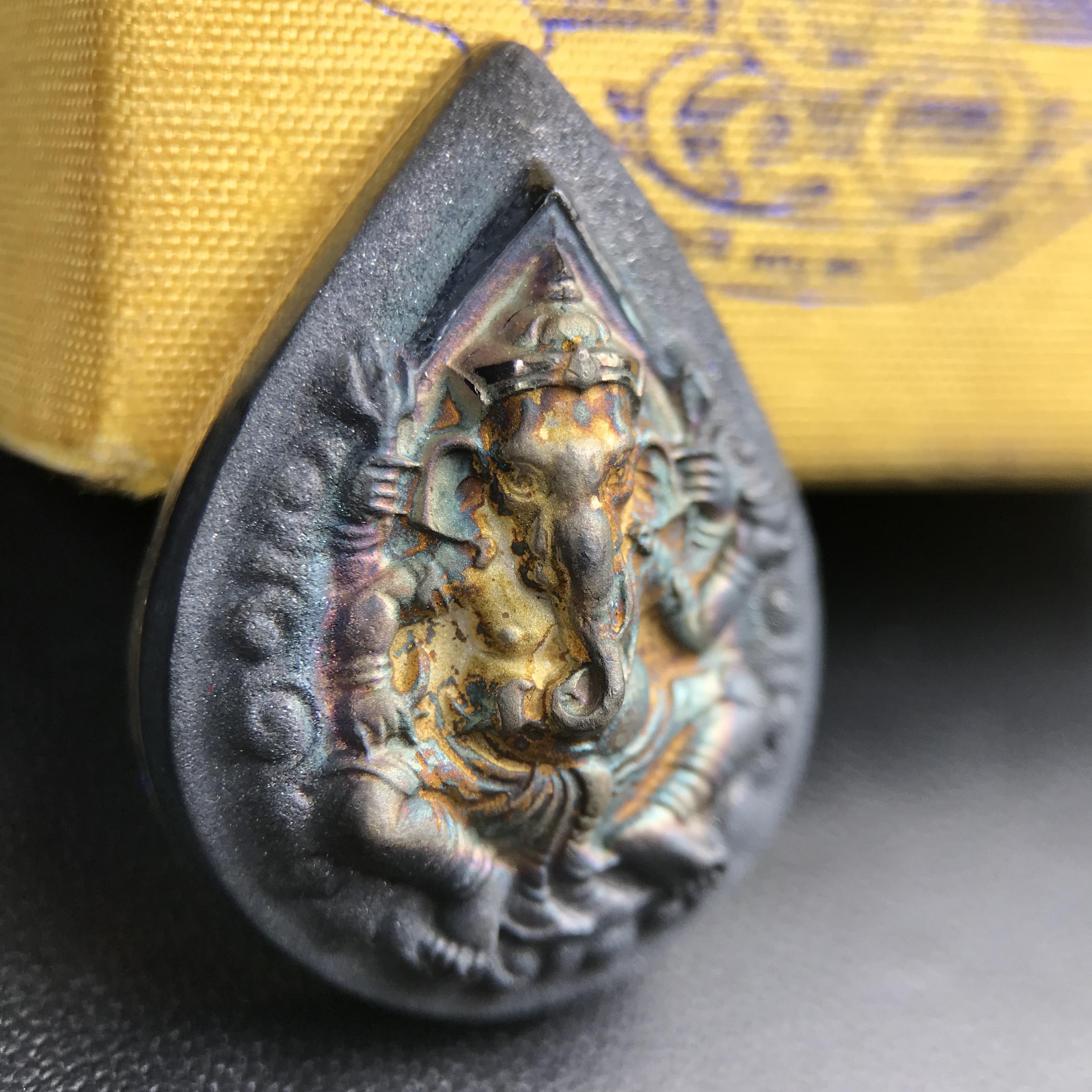 เหรียญพระพิฆเนศวร ญสส. ชุดกาญจนาภิเษกครองราชย์ 50 ปี พุทธศักราช 2538 พิมพ์ใหญ่(2.9 ซม.) เนื้อเงินผิวเดิมกลับดำขึ้นสีรุ้งเข้มขลังงดงามธรรมชาติสร้างสรรค์ สภาพสวยเดิมพร้อมกล่องบรรจุเดิม ตอกโค๊ดหมายเลขกำกับ(1ใน 5539องค์)สี สวย แบบ นิยม หายาก