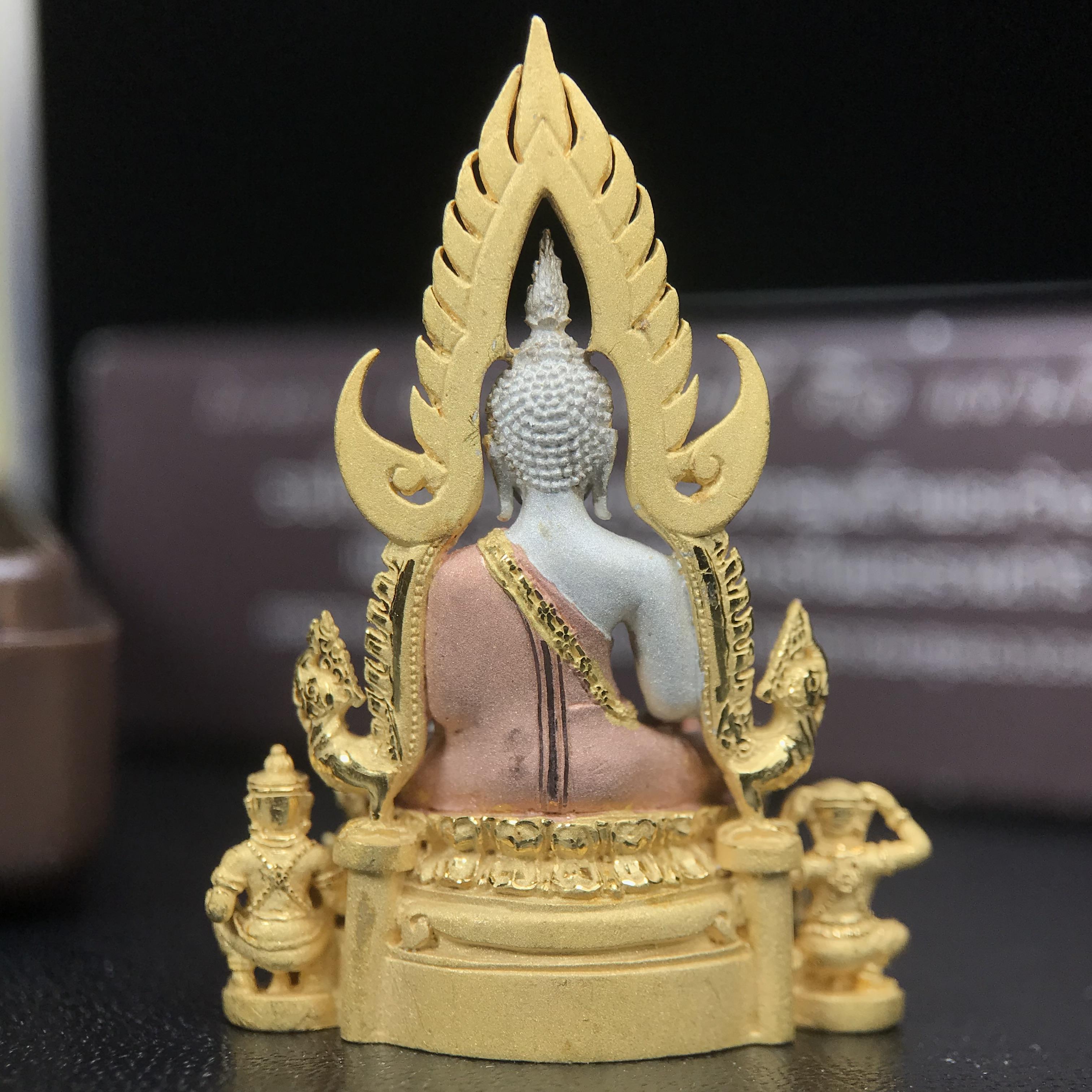 พระพุทธชินราช ภปร. โครงการ "เพราะแผ่นดินนี้ คือ แผ่นดินเกิด" ปี 2548(รุ่นแรก) ลอยองค์เนื้อเงินสามกษัตริย์ หน้าตัก 1/2 นิ้ว (ขนาด 3.5 x 2.5 ซม.) พุทธศิลป์งดงามทรงคุณค่า รุ่นยอดนิยม(องค์หมายเลข ๘๘๕๐)