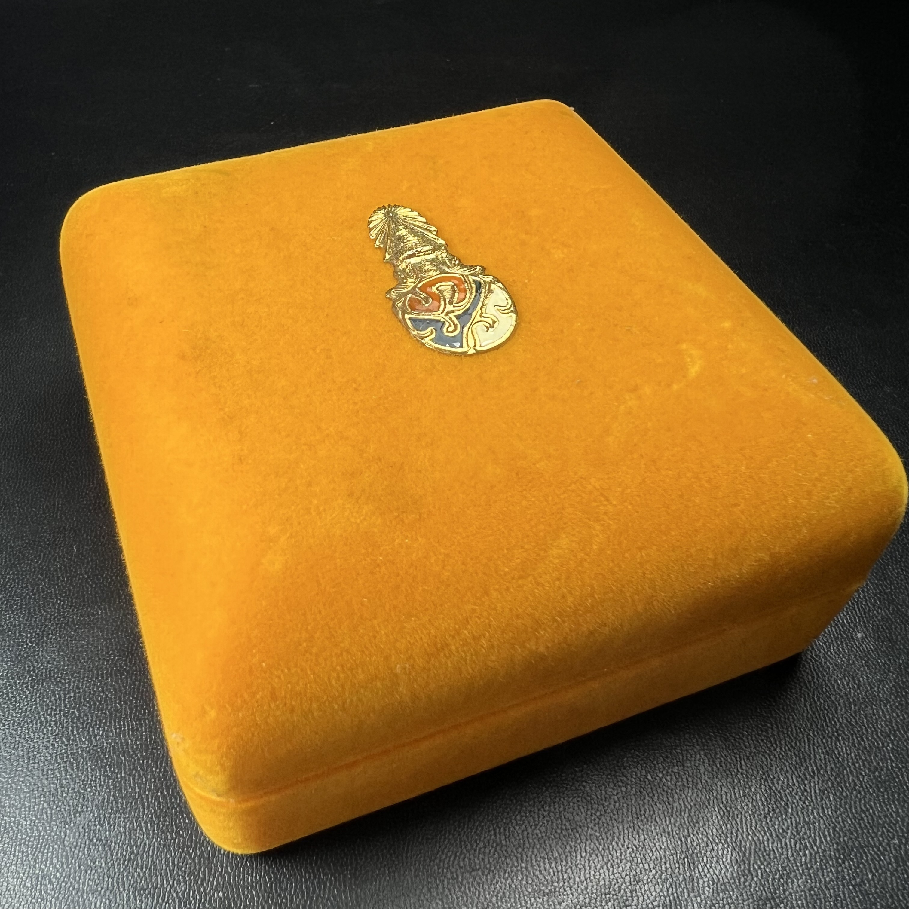 พระหลวงปู่ทวด ภปร.ปี 2547(พระชุดกรรมการ)ทรงกลีบบัว เนื้อผงสมเด็จฯ(โรยผงตะไบ ชนวนเก่า) เลี่ยมกรอบเนื้อเงินแท้(95%) กล่องบรรจุเดิมครบ พิธีมหาพุทธาภิเษก ณ วัดพระศรีรัตนศาสดาราม(วัดพระแก้ว)(เนื้อสีขาวหายากพบเจอน้อย)