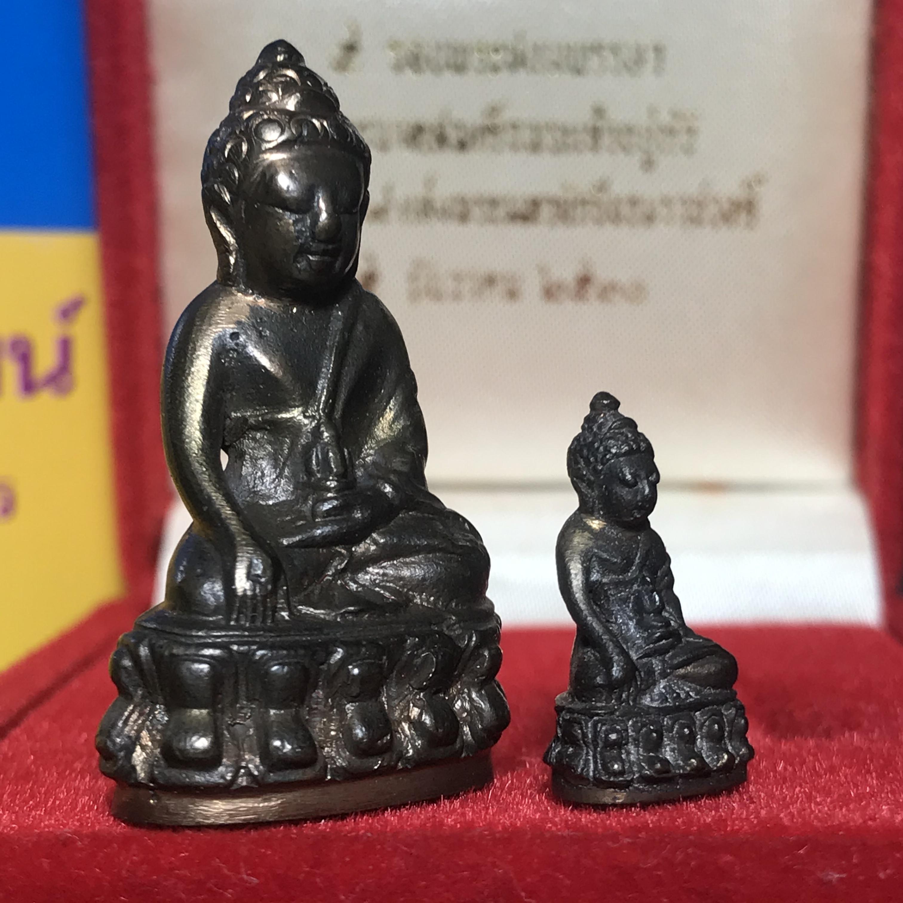 พระกริ่ง-พระชัยวัฒน์ ปวเรศ ปี2530 วัดบวรนิเวศราชวรวิหาร(ในหลวง ร.9 เสด็จเททอง)(บรรจุเส้นเกศาในหลวงรัชกาลที่9)พร้อมสูจิบัตรเดิมตอนจัดสร้าง(สภาพสวยครบสมบูรณ์))