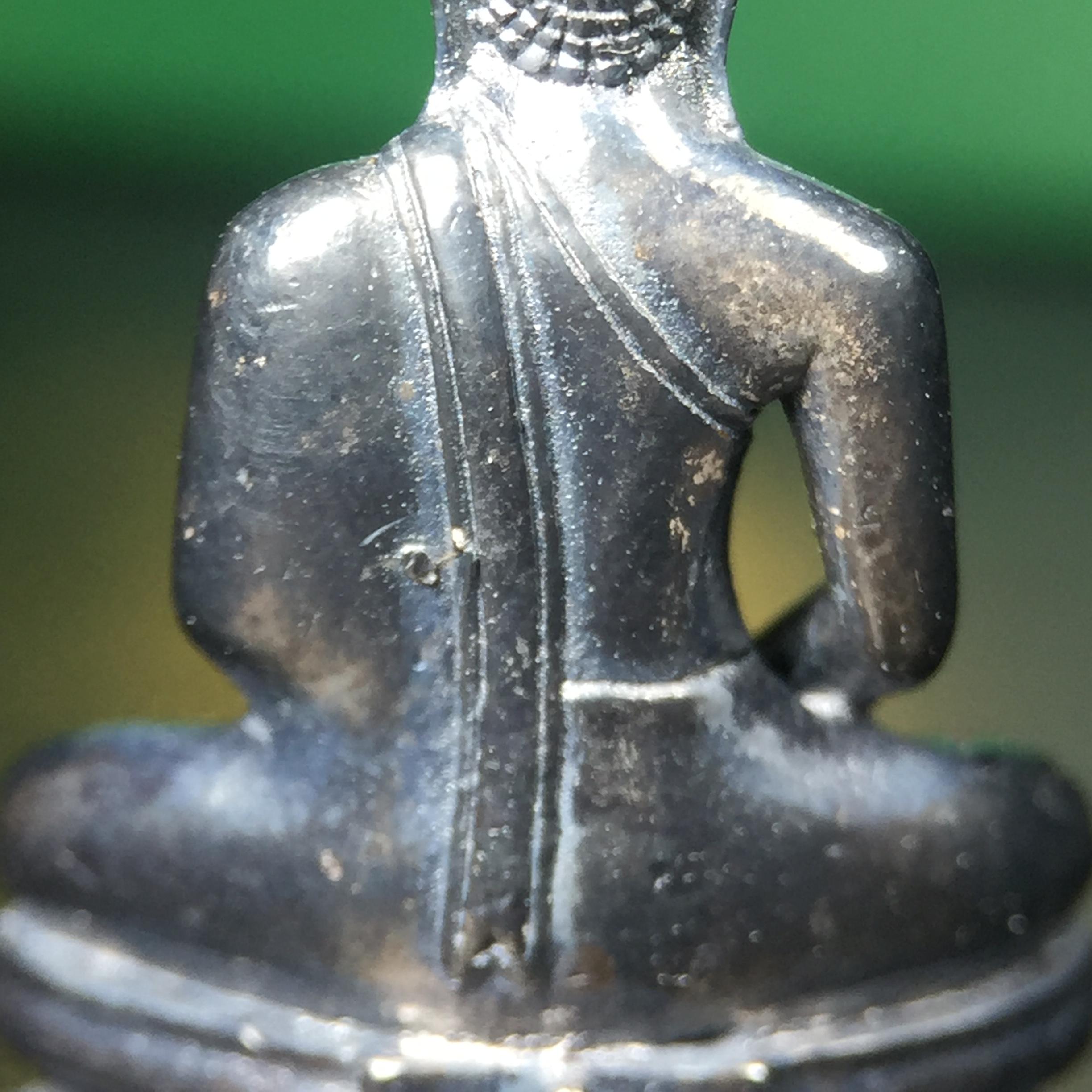 พระพุทธโสธร รุ่น กศก. 120 ปี เนื่องในโอกาสครบ 120 ปี กรมศุลกากร กระทรวงการคลัง จัดสร้าง ปี 2537 เนื้อเงินบริสุทธิ์ 99.9% ผิวขัดเงาลงดำ(งานบริษัท แพรนด้า จิวเวลรี่)สวยงดงาม ทรงคุณค่า