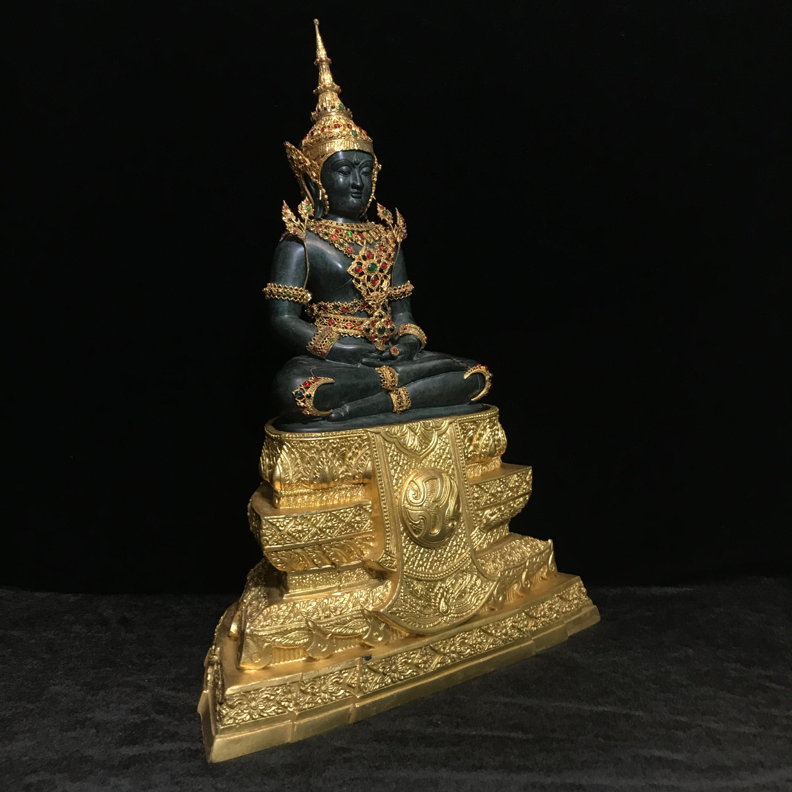 พระพุทธมหามณีรัตนปฏิมากร จำลอง (พระแก้วมรกต) ขนาดบูชาหน้าตัก 5 นิ้ว ตราสัญลักษณ์ ภ.ป.ร. รุ่นแรก ปี2547 เนื้อนวโลหะเคลือบสีเขียว(เครื่องทรงนวโลหะชุบทอง)