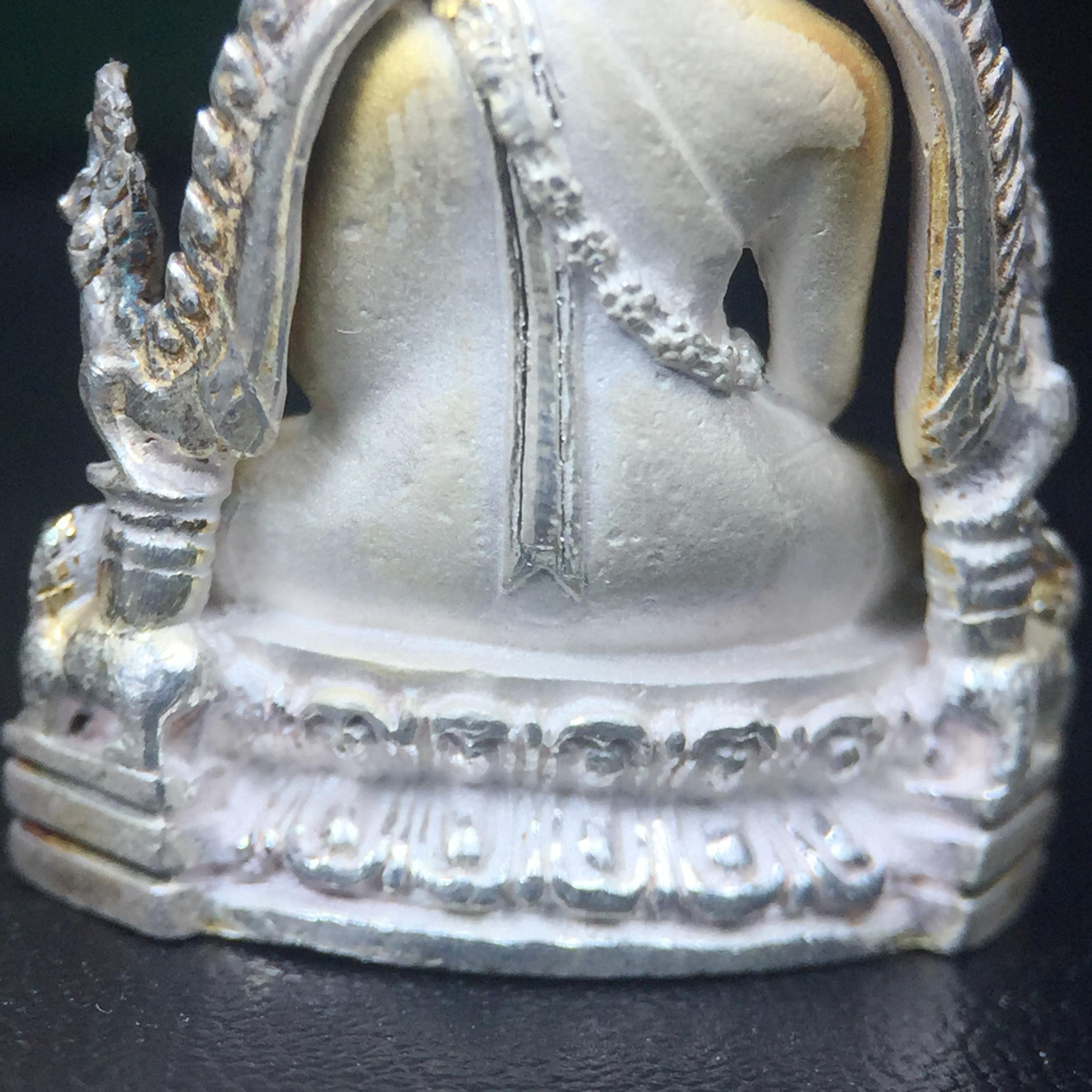 พระพุทธชินราช รุ่นมหาลาภ พิธีพุทธาภิเษกวัดพระศรีรัตนมหาธาตุวรมหาวิหาร จ.พิษณุโลก ปี 2540 เนื้อเงินบริสุทธิ์ 99.9% (นวลเงา)(สภาพผิวเดิมขึ้นสีรุ้ง สวยมากๆเสน่ห์พระเนื้อเงิน สีสันที่ธรรมชาติสรรค์สร้าง) พร้อมกล่องบรรจุเดิม (องค์หมายเลข 11411)(เลขกระจก)นิยม