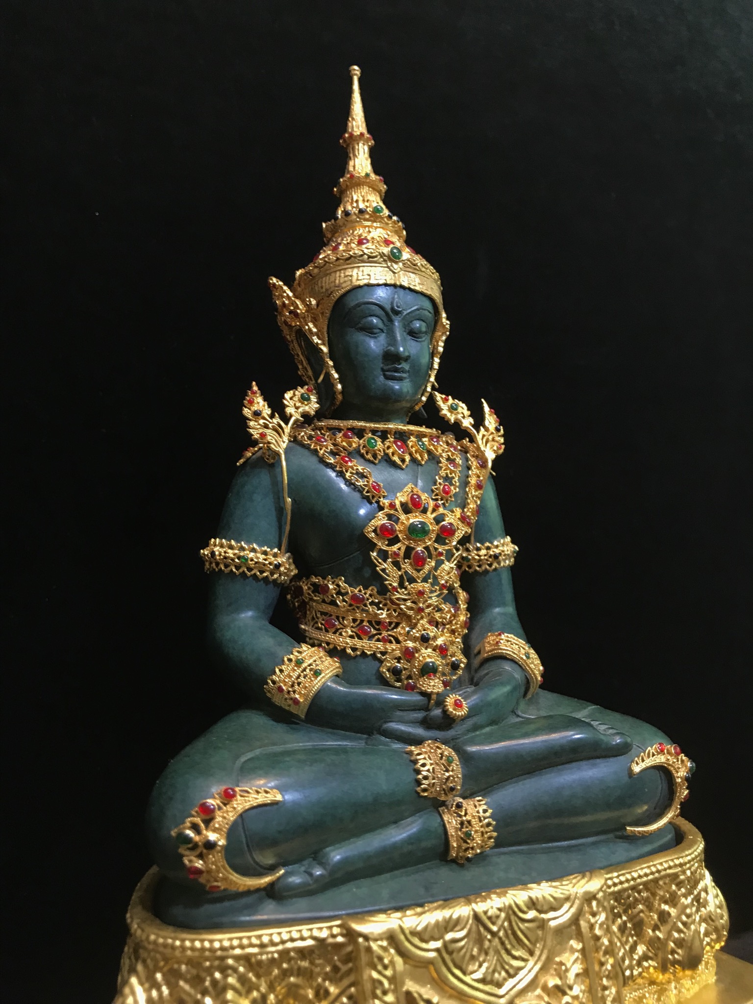 พระแก้วมรกต(จำลอง)ลอยองค์ ขนาดหน้าตัก 5 นิ้ว ทรงเครื่องฤดูร้อน เนื้อโลหะเคลือบสีเขียว เครื่องทรงชุบทองลงยาสี ฐานเนื้อโลหะ ลงรักปิดทองคำ ประดิษฐานตราสัญลักษณ์ฉลองสิริราชสมบัติ ครบ 60 ปี