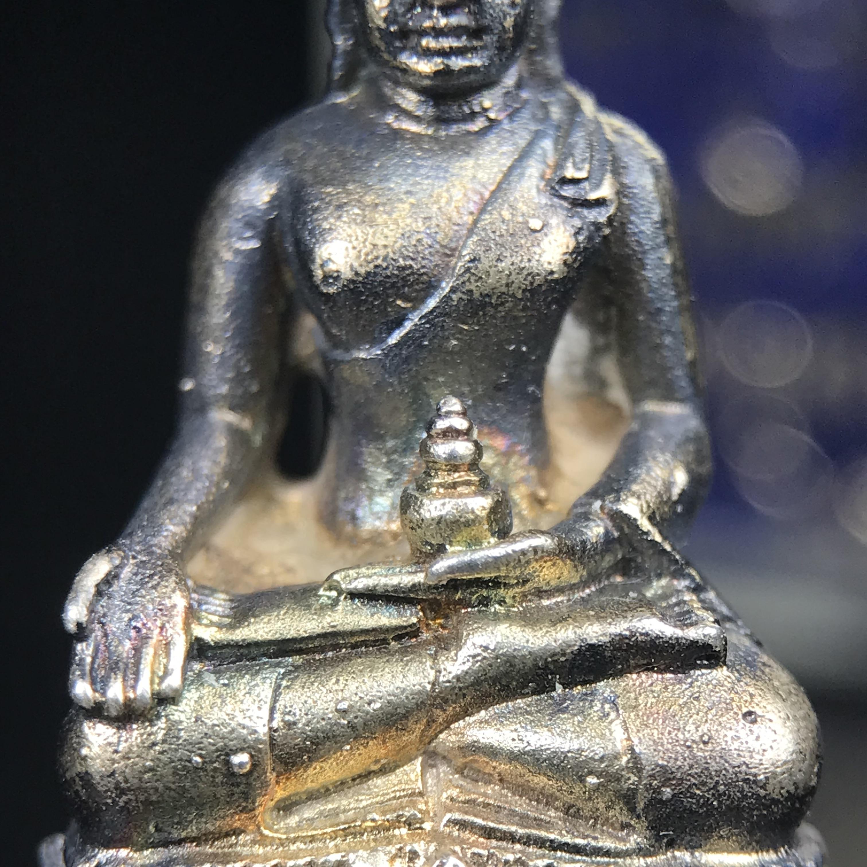 พระกริ่งไพรีพินาศ ภปร. รุ่นแรกของประเทศไทย วัดปทุมวนาราม ปี 2535 เนื้อเงิน(ผิวเดิม ผิวขึ้นรุ้งทั่วองค์ สวย งดงาม)(เข้มขลังทรงอานุภาพยิ่งใหญ่ กำราบศัตรูพ่ายสิ้น) ขนาดสูง 3 ซม. พร้อมกล่องบรรจุเดิมครบสมบูรณ์ (ในหลวงรัชกาลที่9เสด็จเททอง)(1ใน3000องค์)นิยมหายาก