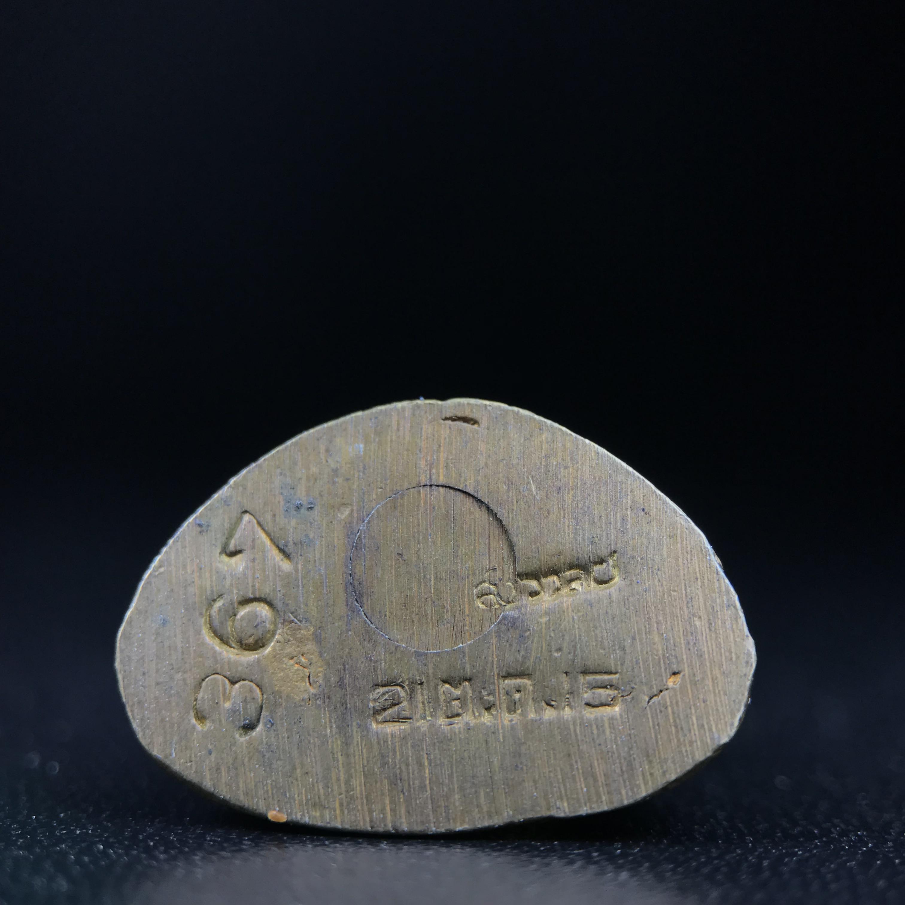 พระกริ่งฝีพระหัตถ์สมเด็จย่า ขนาดห้อยบูชาขนาดเล็ก จัดสร้างขึ้นเนื่องในวาระครบ 6 รอบ เมื่อวันที่21 ตุลาคม พ.ศ.2515(ในหลวงรัชกาลที่ 9 เสด็จพระราชดำเนินทรงเททอง)ปลุกเสกยิ่งใหญ่ เกจิ 108 รูป ร่วมปลุกเสก คัดสภาพสวยแบบนี้พบเจอน้อยมาก หมายเลขต้นๆหลักร้อย หายากมาก