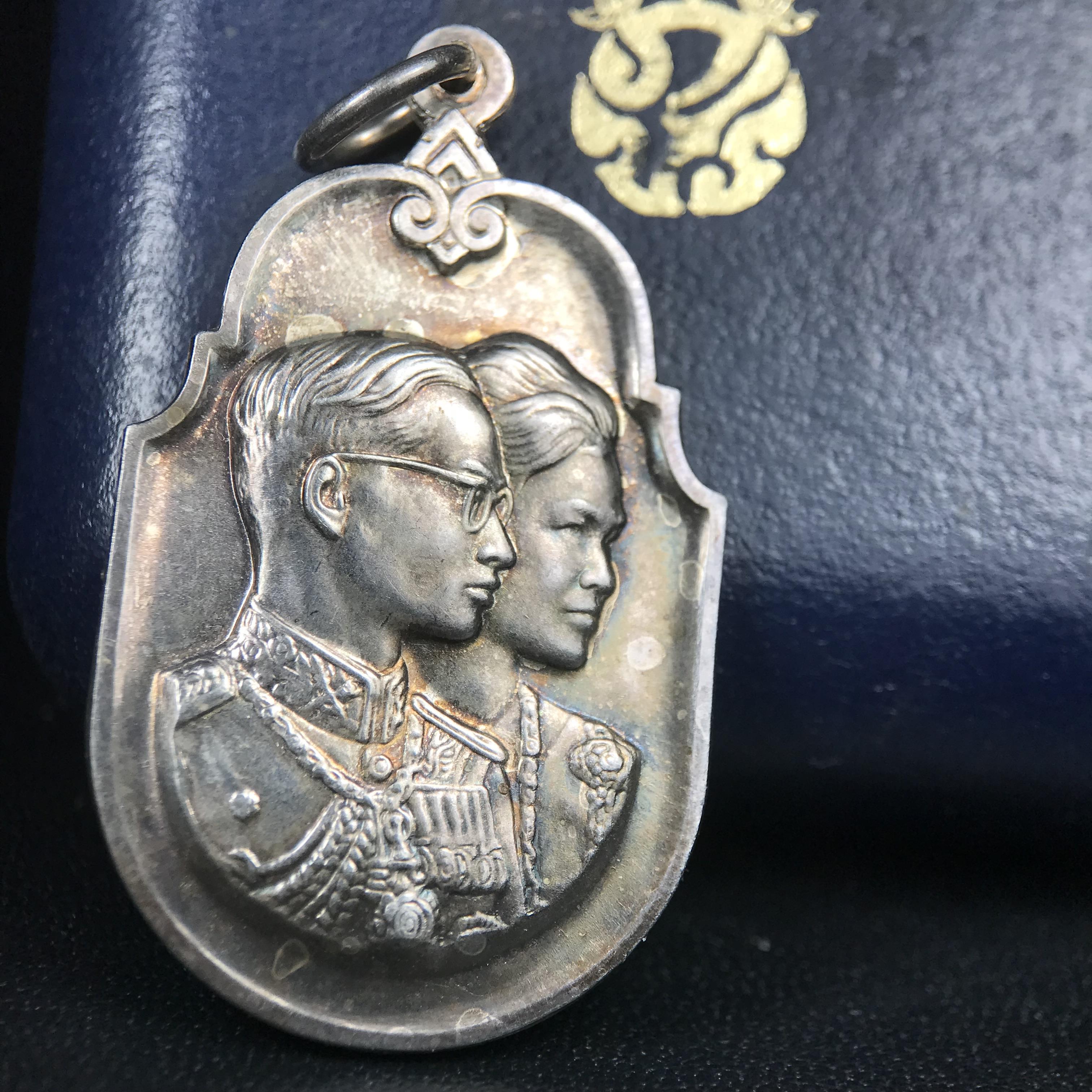 เหรียญพระราชทาน (เหรียญไหม)เหรียญสองพระองค์ ในหลวงรัชกาลที่ 9 คู่พระราชินี หลังพระปรมาภิไธยย่อ ภปร. คู่ สก. ปี 2535 เนื้อเงิน(ผิวเดิมติดรุ้งสวย) สภาพสวยผิวเดิมๆเก่าเก็บอย่างดีพร้อมกล่องบรรจุเดิมครบ(เหรียญยอดนิยม หายากพบเจอน้อยมากในปัจจุบัน)