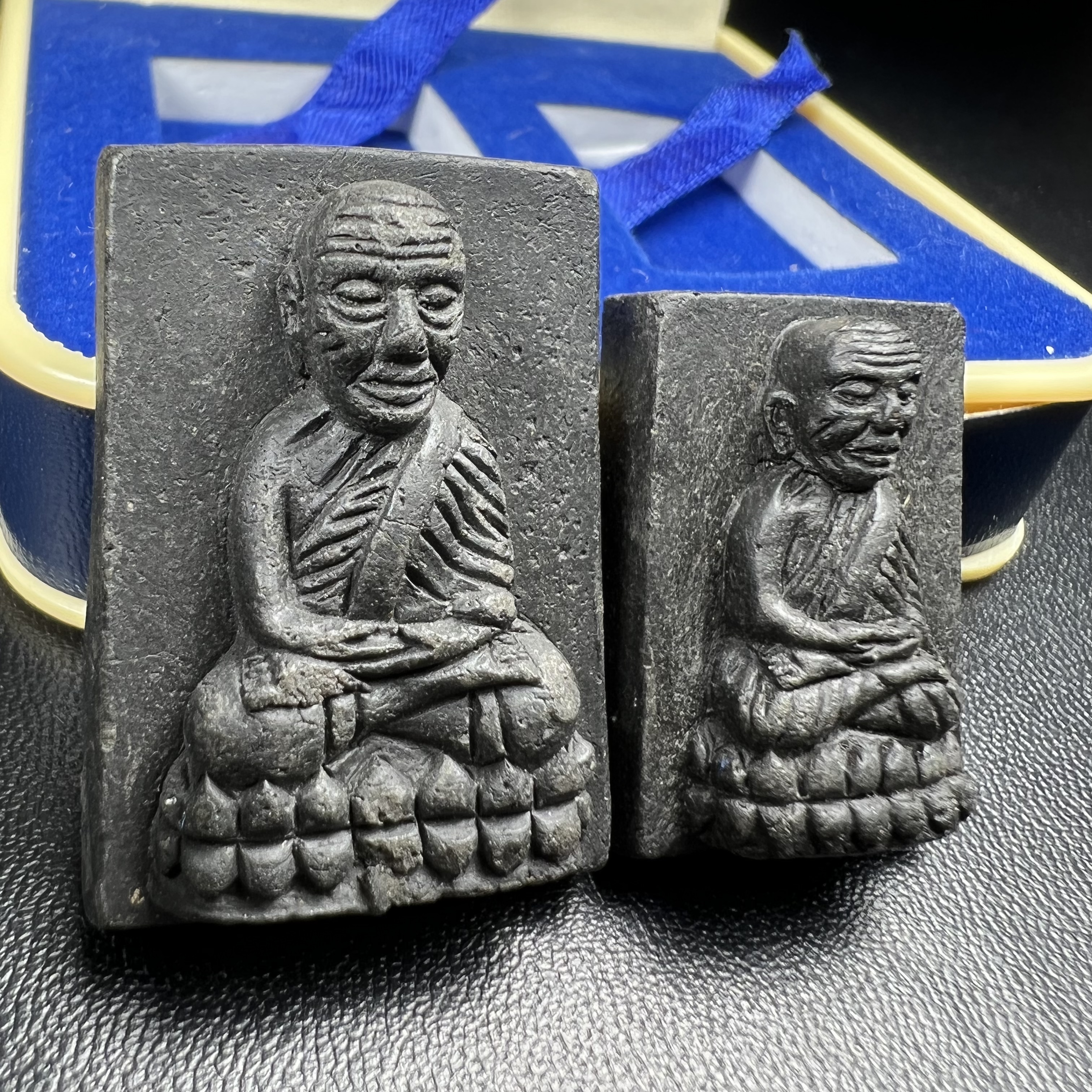 พระหลวงพ่อทวด พระนามาภิไธย สก. ปี2544(รุ่นแรก) เนื้อว่านคลุกรัก พิมพ์พิเศษหลังฝังข้าวสารดำ ชุดหลังพระนามาภิไธย สก. เนื้อเงิน(1ชุด 2องค์ พิมพ์ใหญ่สี่เหลี่ยม+พิมพ์เล็กพระรอดสี่เหลี่ยม)(1ใน5000 ชุด)พร้อมกล่องบรรจุเดิมหายาก