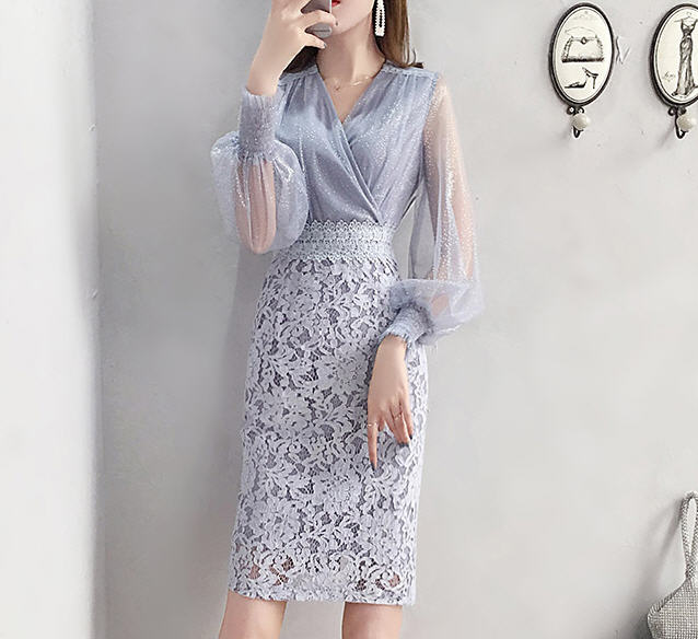 ชุดเดรสสั้นเสื้อผ้าโปร่งสีเทาอมม่วง คอวี แขนยาว กระโปรงผ้าลูกไม้สีม่วง ทรงเข้ารูป สวยดูดี
