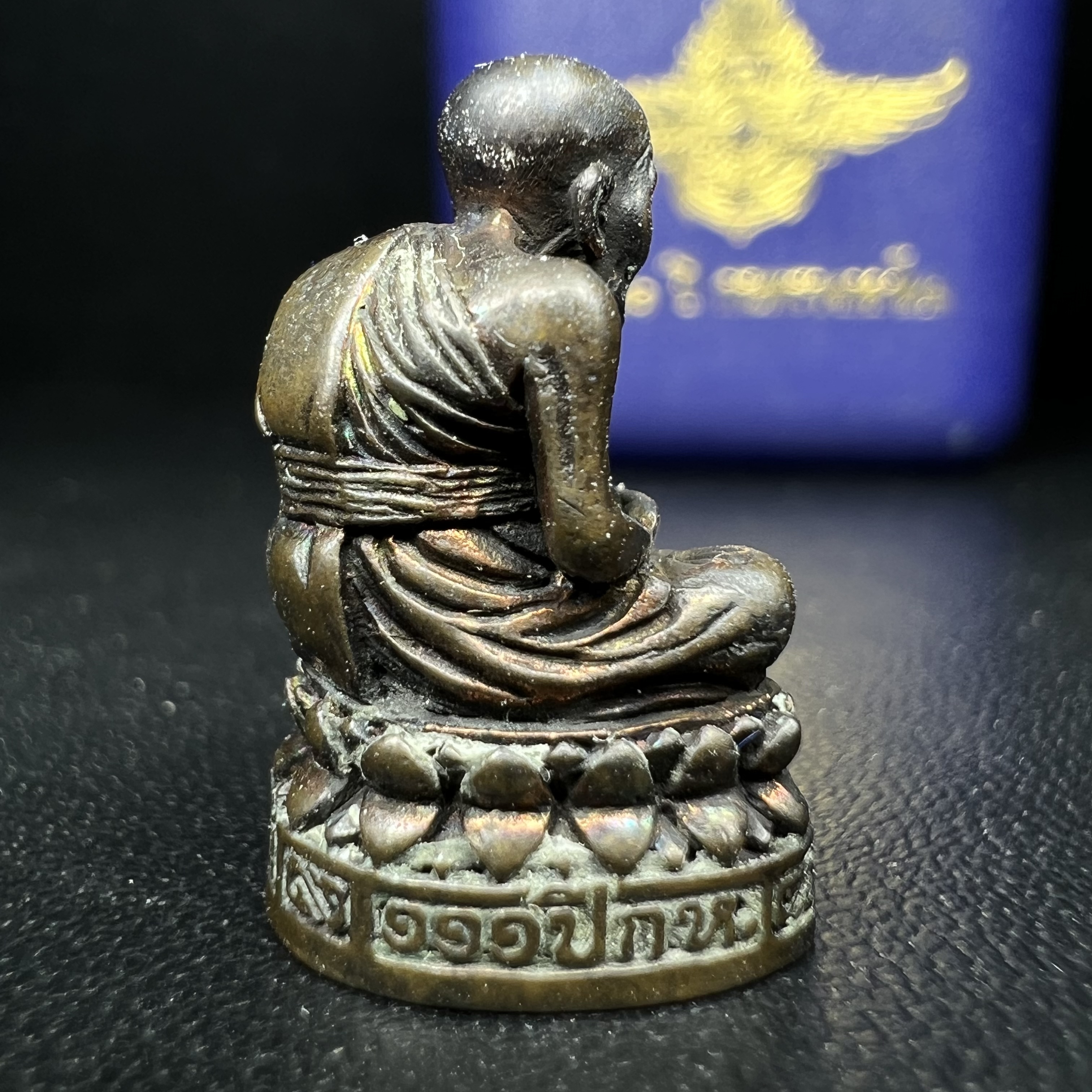 รูปเหมือนหล่อลอยองค์หลวงปู่ทวด รุ่น 111ปี กระทรวงกลาโหม เนื้อนวโลหะรมดำ-ปัดเงา ปี2540 พิธีใหญ่ สภาพสวย เข้มขลัง นิยม พร้อมกล่องบรรจุเดิม