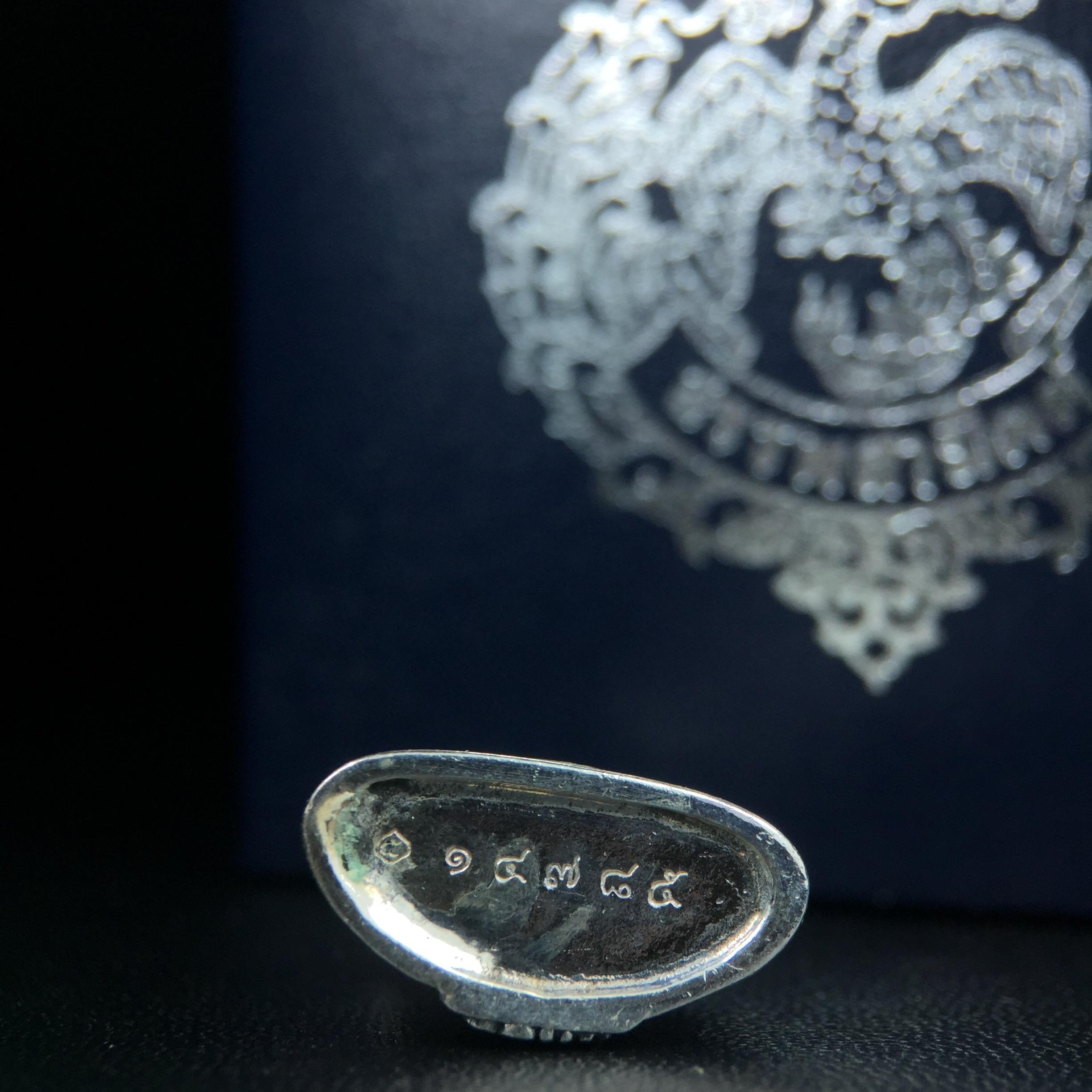 พระแก้วมรกต กรมสรรพสามิตจัดสร้างขึ้นเนื่องในโอกาสครบรอบ 64 ปีของกรมสรรพสามิต และเนื่องในวโรกาสที่พระบาทสมเด็จพระเจ้าอยู่หัวทรงครองราชย์ครบ 50 ปีในปีกาญจนาภิเษก เมื่อ พ.ศ.2539 เนื้อเงินรมดำขัดเงาพร้อมกล่องบรรจุเดิม