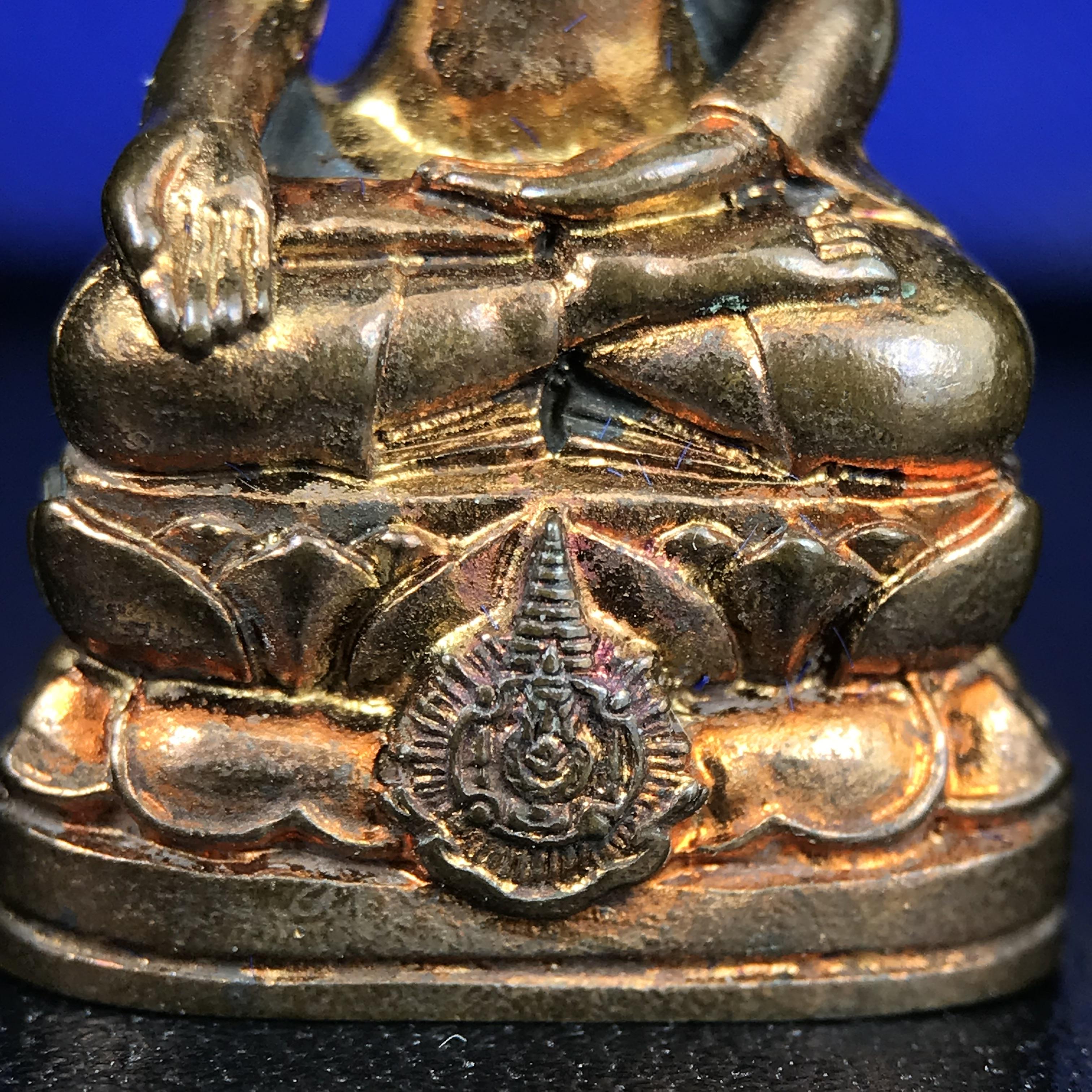 พระกริ่งไพรีพินาศ บรรจุเหล็กไหล ครั้งแรกและครั้งเดียวในประวัติศาสตร์ เฉลิมพระเกียรติ พระบาทสมเด็จพระเจ้าอยู่หัวรัชกาลที่9 พระชนมพรรษา 6 รอบ ปี2542 เนื้อสัมฤทธิ์(บรรจุเหล็กไหล)ดีนอก-ดีใน พิธีใหญ่ มวลสารเด่น (หายาก)