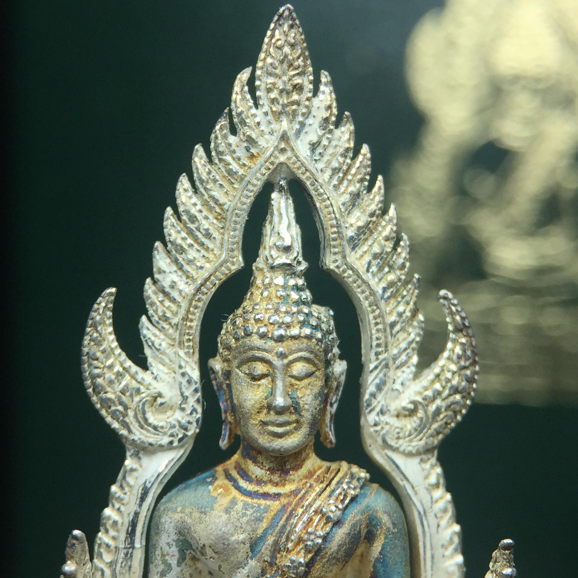 พระพุทธชินราช รุ่นมหาลาภ พิธีพุทธาภิเษกวัดพระศรีรัตนมหาธาตุวรมหาวิหาร จ.พิษณุโลก ปี 2540 เนื้อเงินบริสุทธิ์ 99.9% (นวลเงา)(สภาพผิวเดิมขึ้นสีรุ้ง สวยมากๆเสน่ห์พระเนื้อเงิน สีสันที่ธรรมชาติสรรค์สร้าง) พร้อมกล่องบรรจุเดิม (องค์หมายเลข 6339)