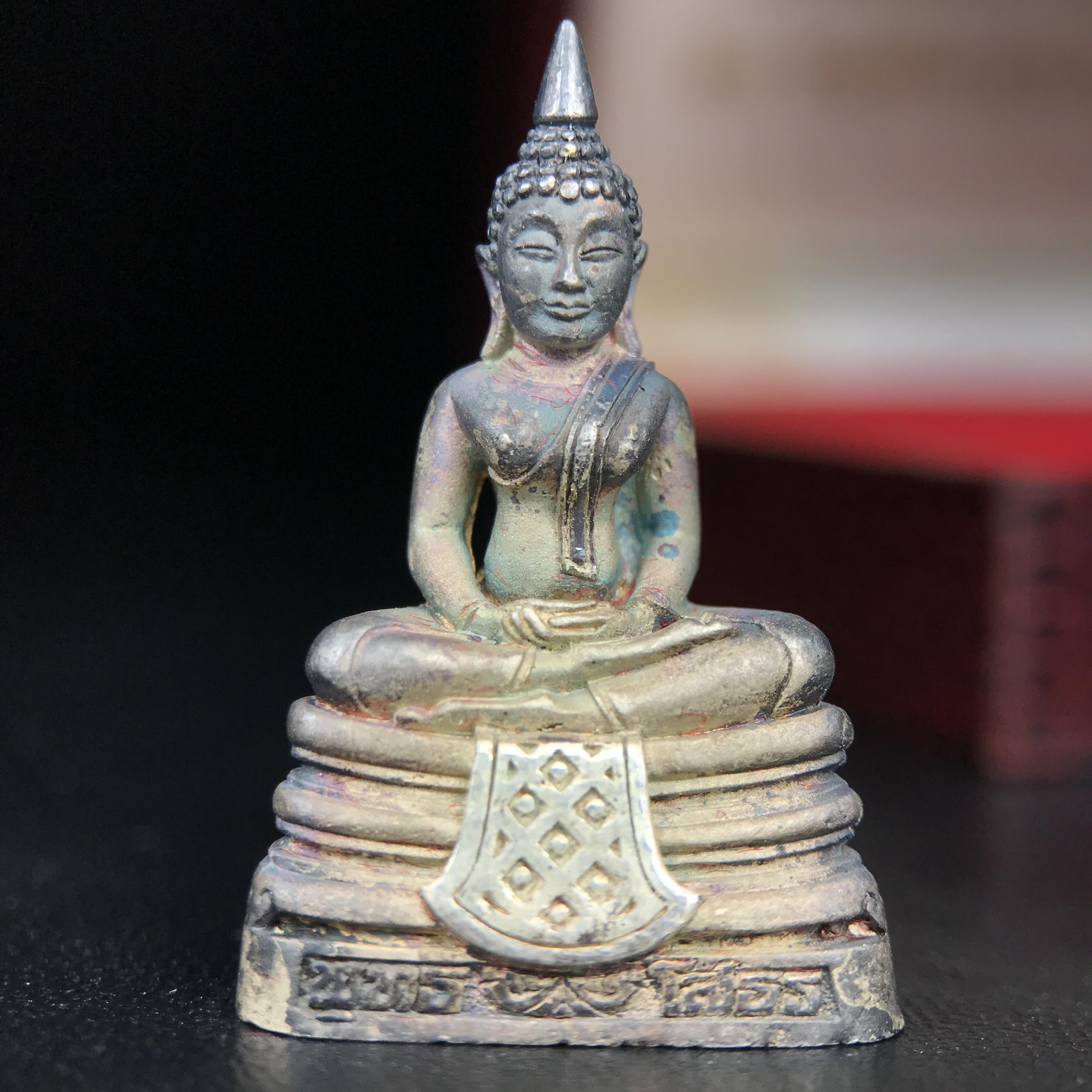 พระพุทธโสธร(หลวงพ่อโสธร) รุ่นสร้างอุโบสถ ปี2539 เนื้อเงินทรายนวลขัดเงาบางส่วน ลอยองค์พิมพ์ใหญ่ สภาพสวยกล่องบรรจุเดิมครบสมบูรณ์(งานแพรนด้า จิวเวลรี่)สวยงดงาม(เนื้อเงินผิวเดิมรุ้งสวยสวย องค์หมายเลขสวย ๒๒๒๒๕)